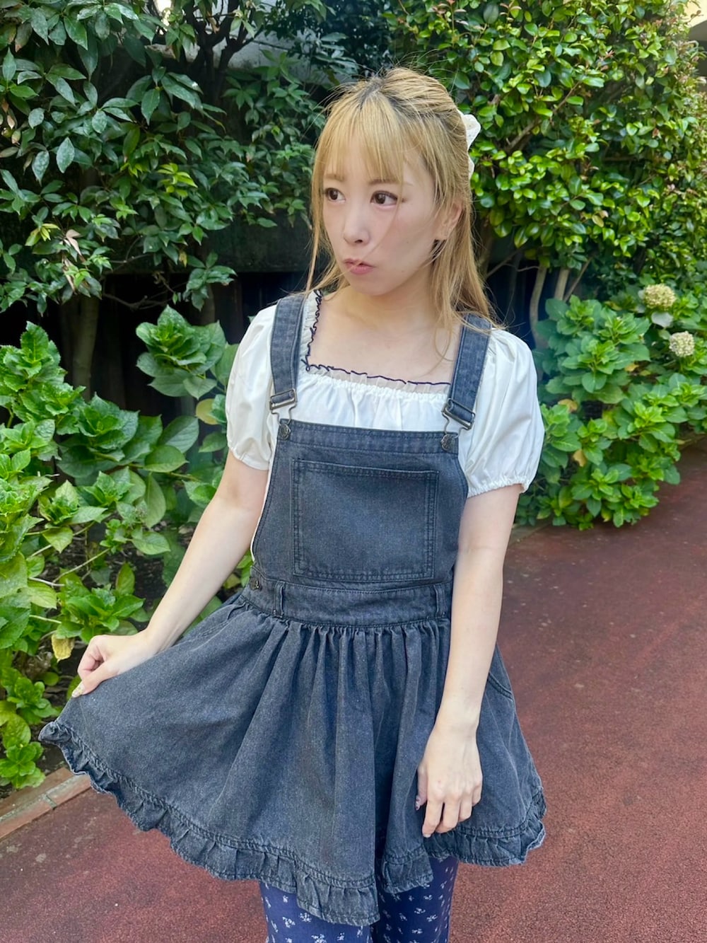 ブルー系のその他パンツ、ブルー系のジャンパースカート、ホワイト系のシャツ/ブラウスを着用したレディースの夏コーディネートの5枚目の写真