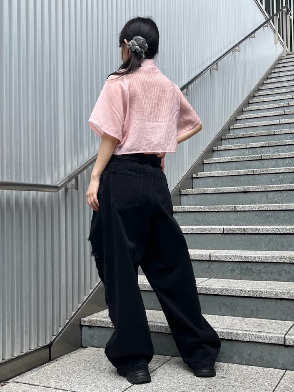 ブラック系のデニムパンツ、ピンク系のシャツ/ブラウスを着用したレディースの夏コーディネートの3枚目の写真
