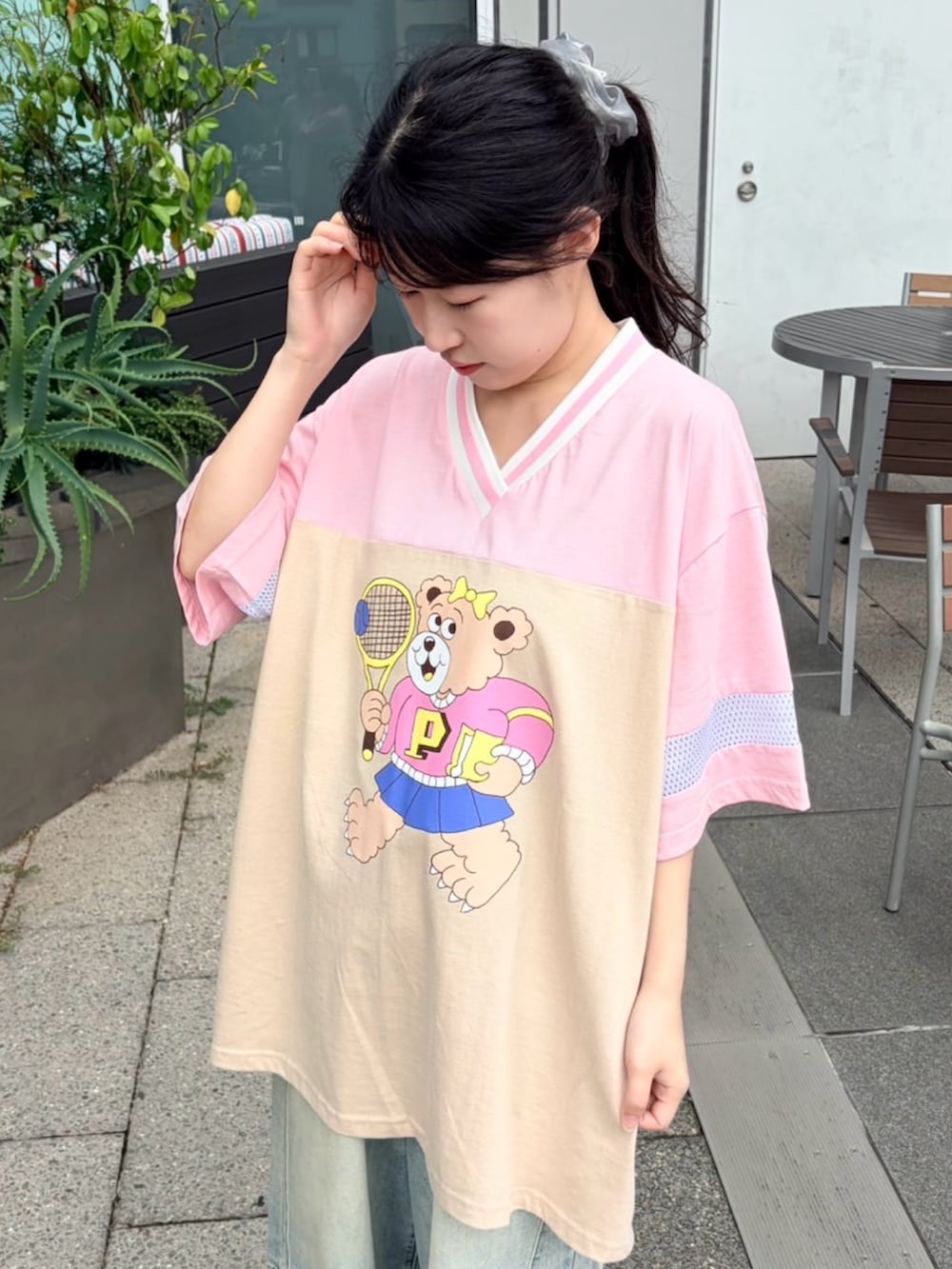ピンク系のTシャツ/カットソー、ブルー系のデニムパンツを着用したレディースの夏コーディネートの4枚目の写真