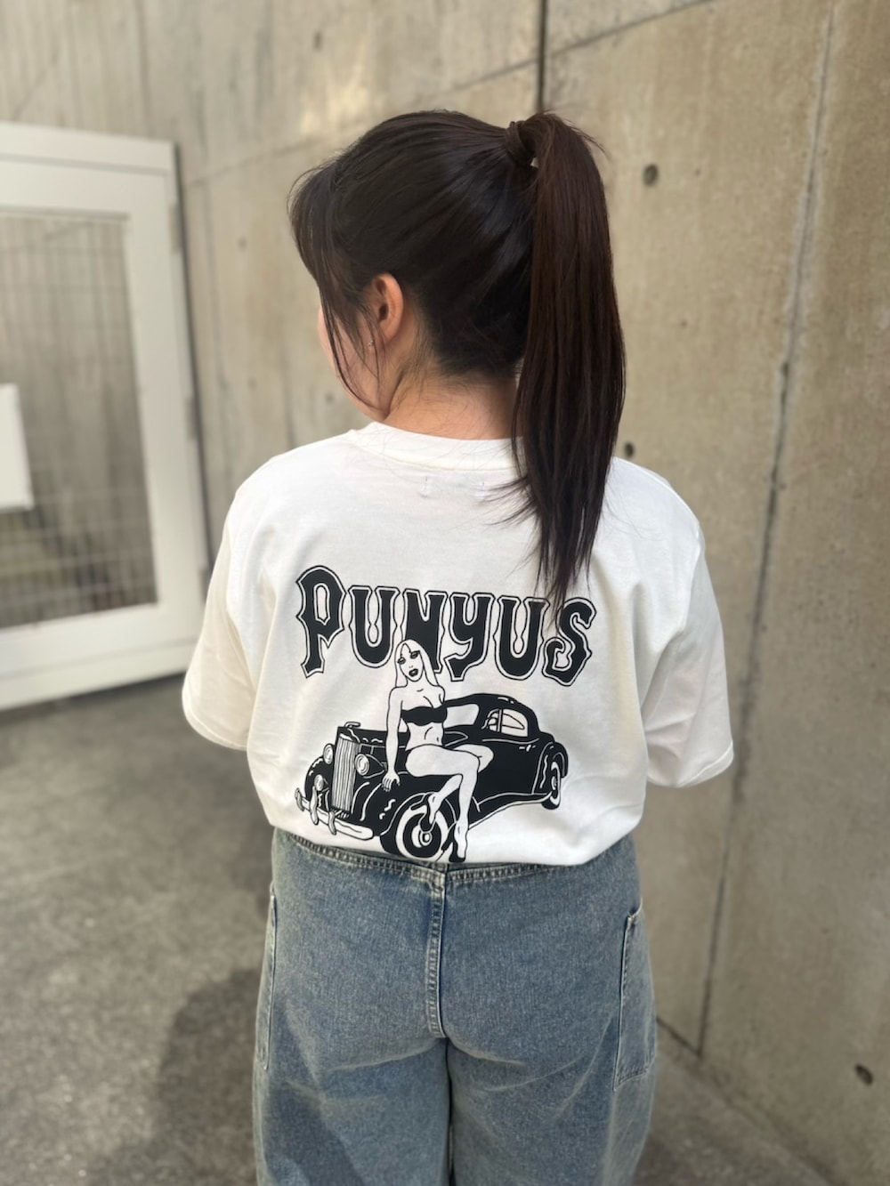 ブルー系のデニムパンツ、ホワイト系のTシャツ/カットソーを着用したレディースの春コーディネートの6枚目の写真