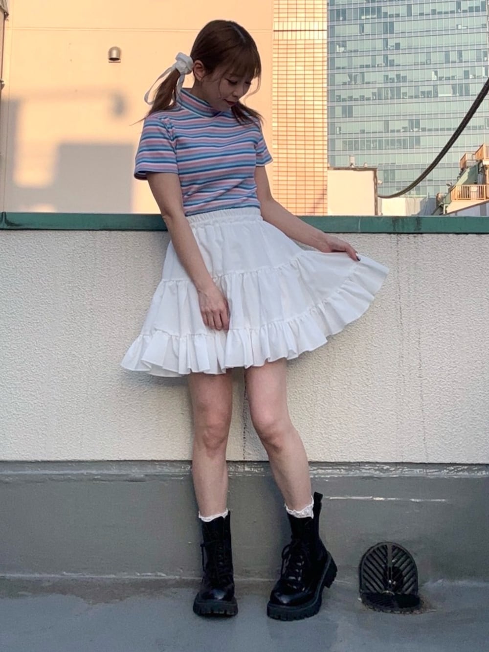 ホワイト系のスカート、ブルー系のTシャツ/カットソーを着用したレディースの春コーディネートの2枚目の写真