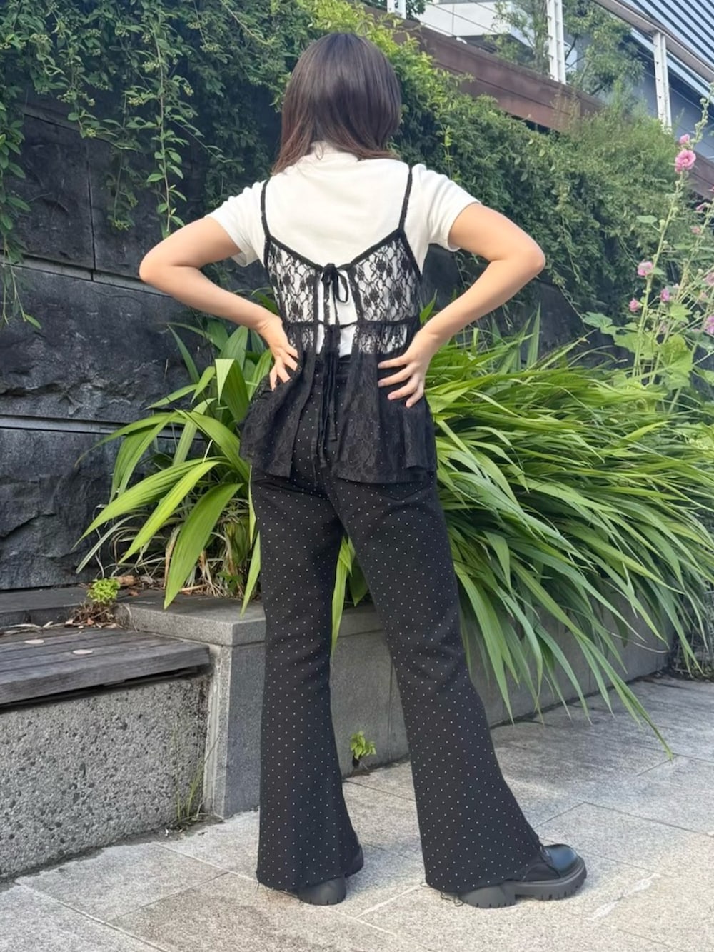 ブラック系のデニムパンツ、ブラック系のキャミソール、ホワイト系のTシャツ/カットソーを着用したレディースの夏コーディネートの5枚目の写真