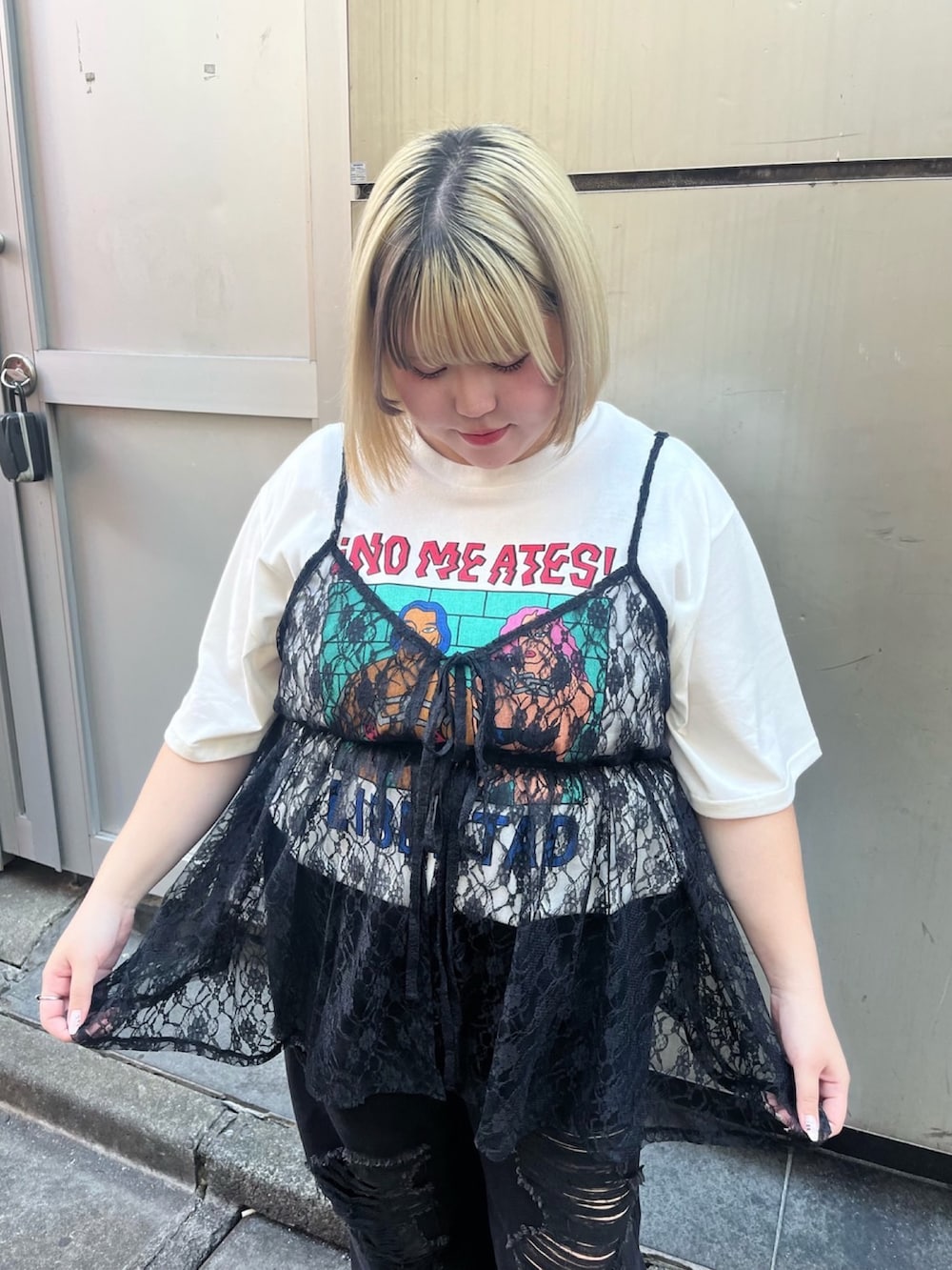ブラック系のデニムパンツ、ホワイト系のTシャツ/カットソー、ブラック系のキャミソールを着用したレディースの夏コーディネートの3枚目の写真