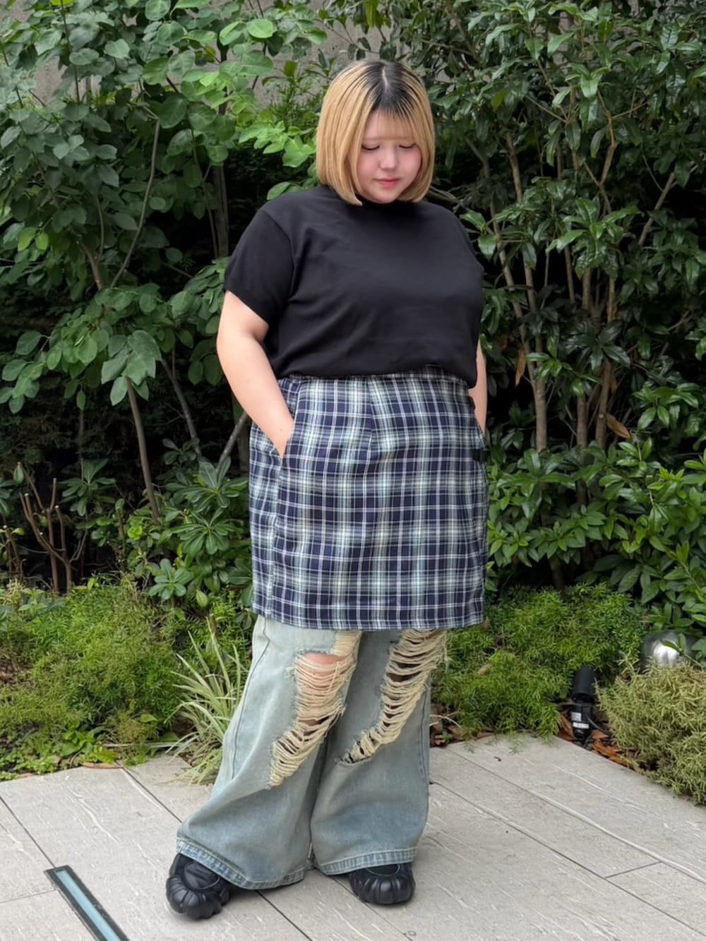 ブルー系のデニムパンツ、ブルー系のスカート、ブラック系のニット/セーターを着用したレディースの夏コーディネートの2枚目の写真
