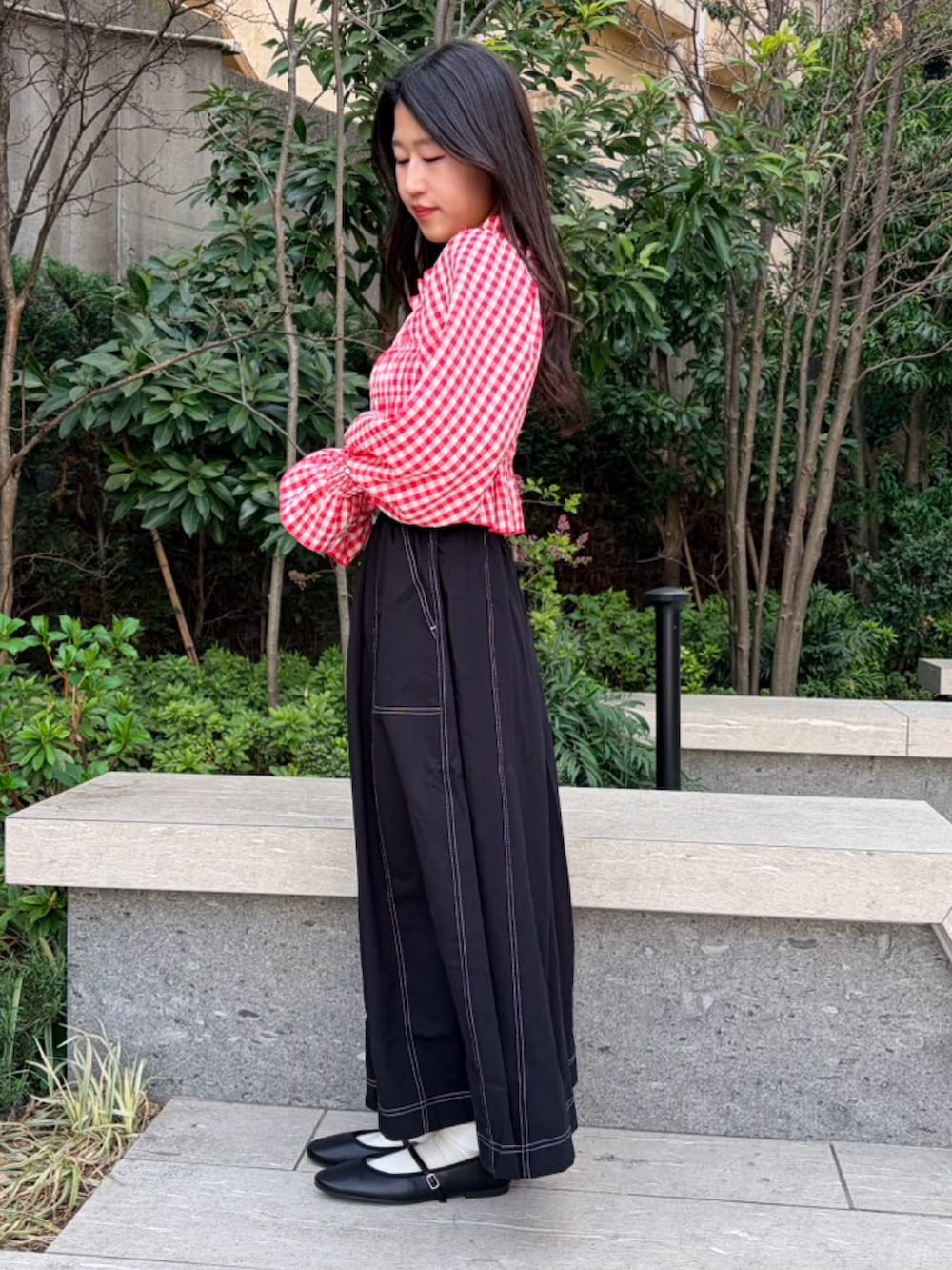 ブラック系のスカート、レッド系のシャツ/ブラウスを着用したレディースの春コーディネートの4枚目の写真