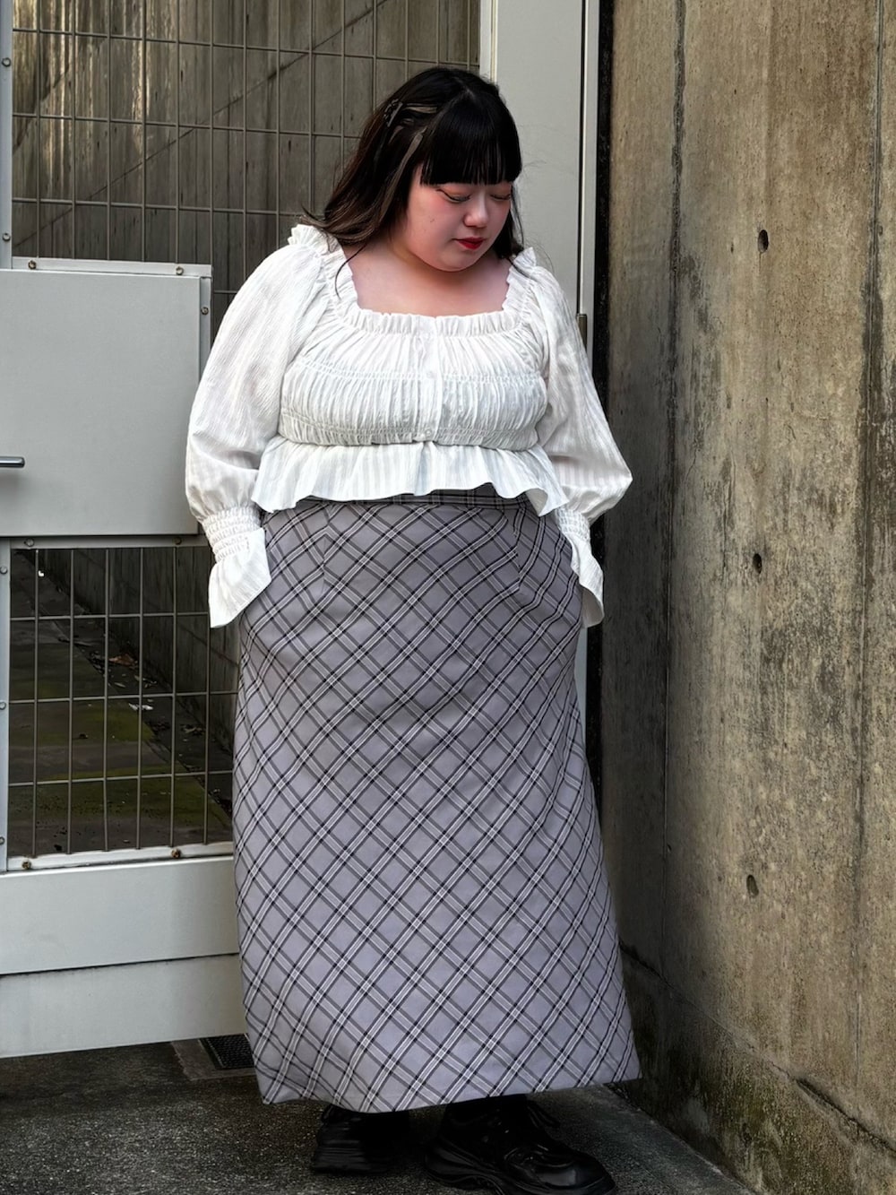 グレー系のスカート、ホワイト系のシャツ/ブラウスを着用したレディースの春コーディネートの4枚目の写真