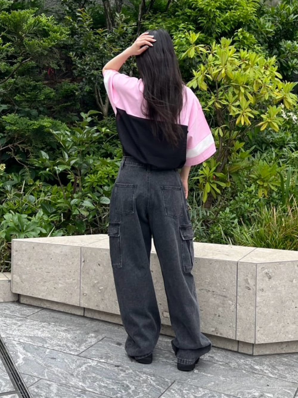 ブラック系のデニムパンツ、ピンク系のTシャツ/カットソーを着用したレディースの夏コーディネートの5枚目の写真