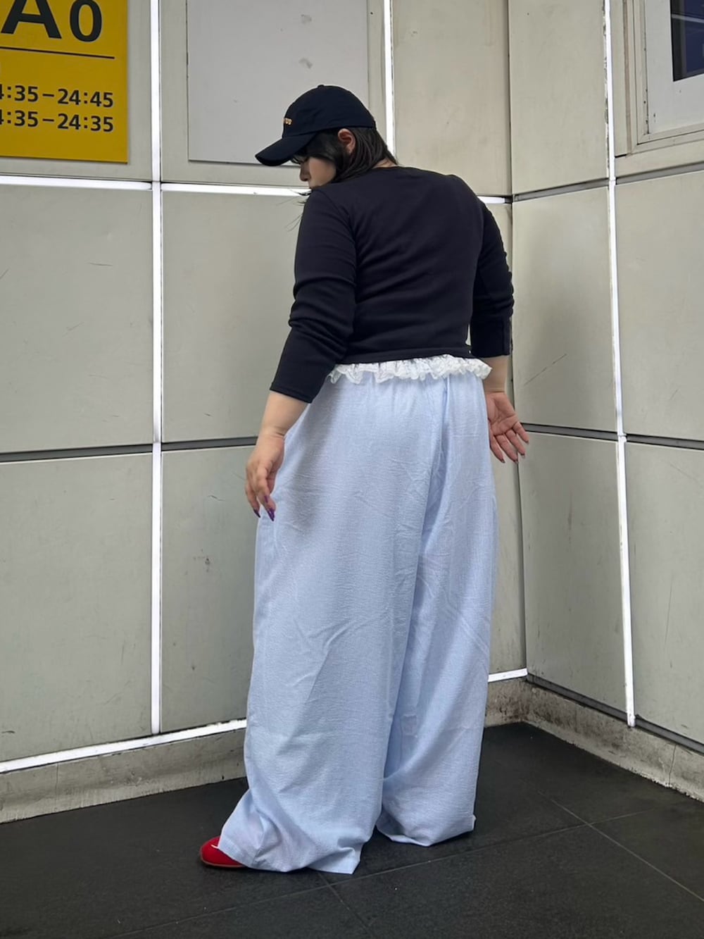 ブルー系のその他パンツ、ブルー系のカーディガン/ボレロ、ホワイト系のタンクトップを着用したレディースの夏コーディネートの5枚目の写真