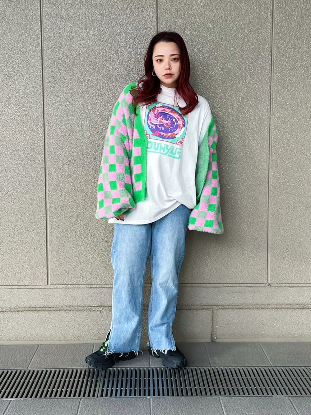 グリーン系のカーディガン/ボレロ、ホワイト系のTシャツ/カットソー、ブルー系のデニムパンツを着用したレディースの冬コーディネートの2枚目の写真
