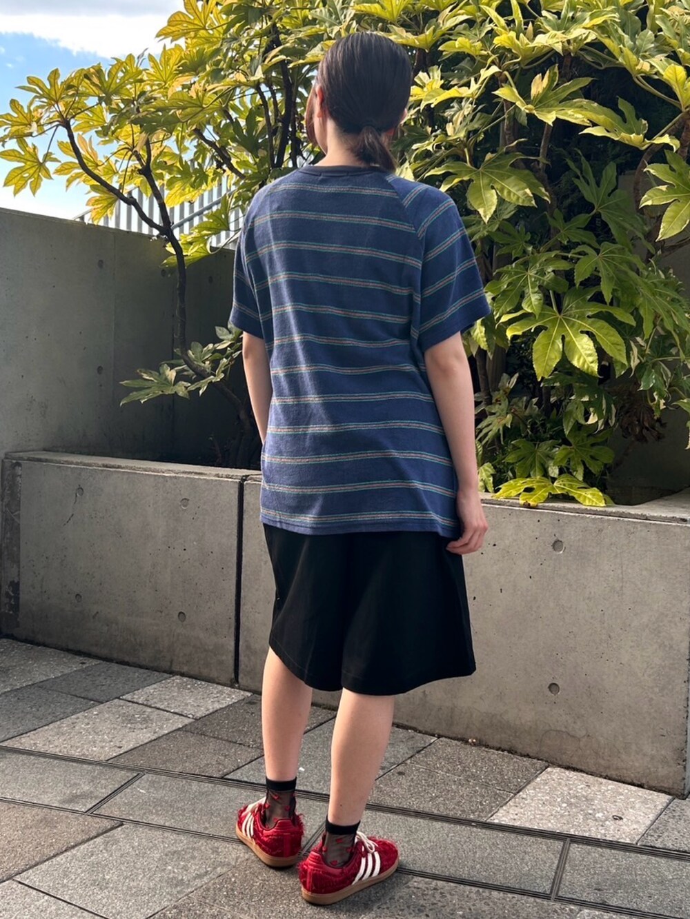 ブルー系のTシャツ/カットソー、ブラック系のその他パンツを着用したレディースの夏コーディネートの2枚目の写真