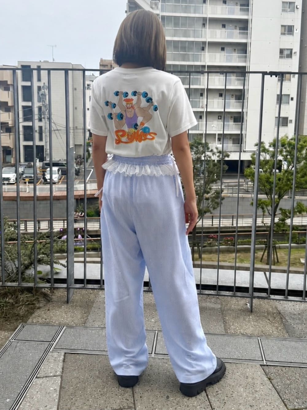 ブルー系のその他パンツ、ホワイト系のTシャツ/カットソーを着用したレディースの夏コーディネートの3枚目の写真