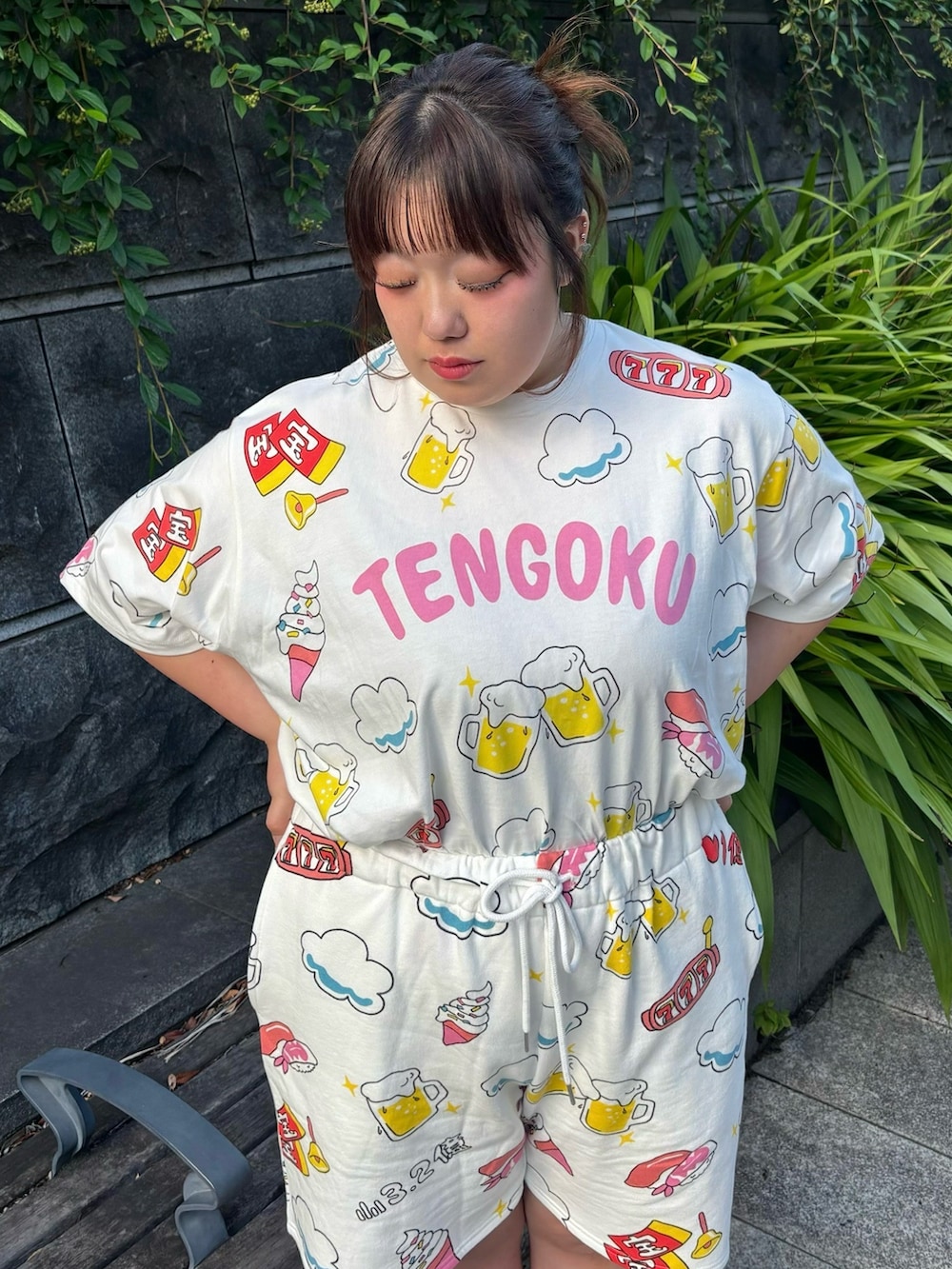 ホワイト系のスウェットパンツ、ホワイト系のTシャツ/カットソーを着用したレディースの夏コーディネートの3枚目の写真