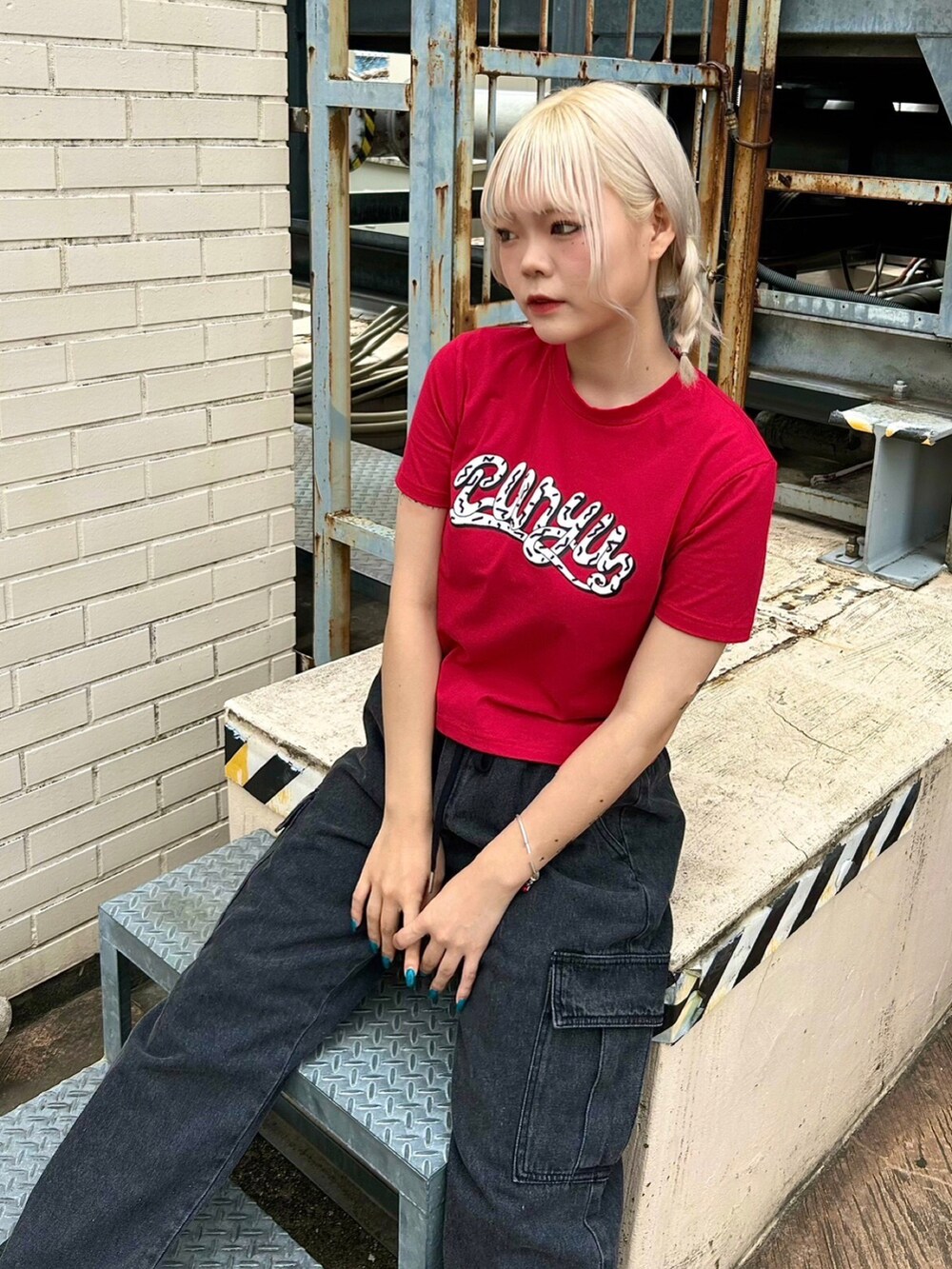 ブラック系のデニムパンツ、レッド系のTシャツ/カットソーを着用したレディースの夏コーディネートの2枚目の写真