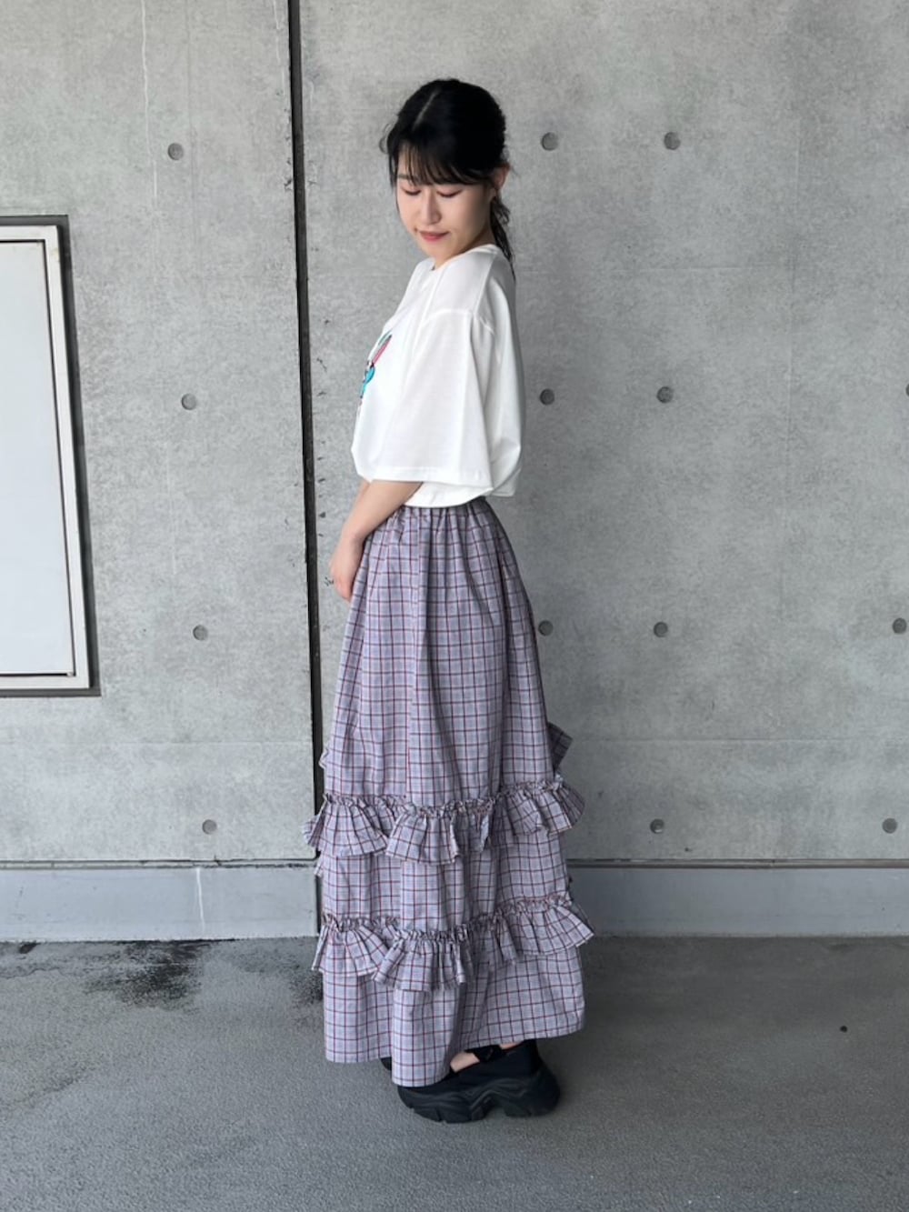 ブルー系のスカート、ホワイト系のTシャツ/カットソーを着用したレディースの夏コーディネートの2枚目の写真