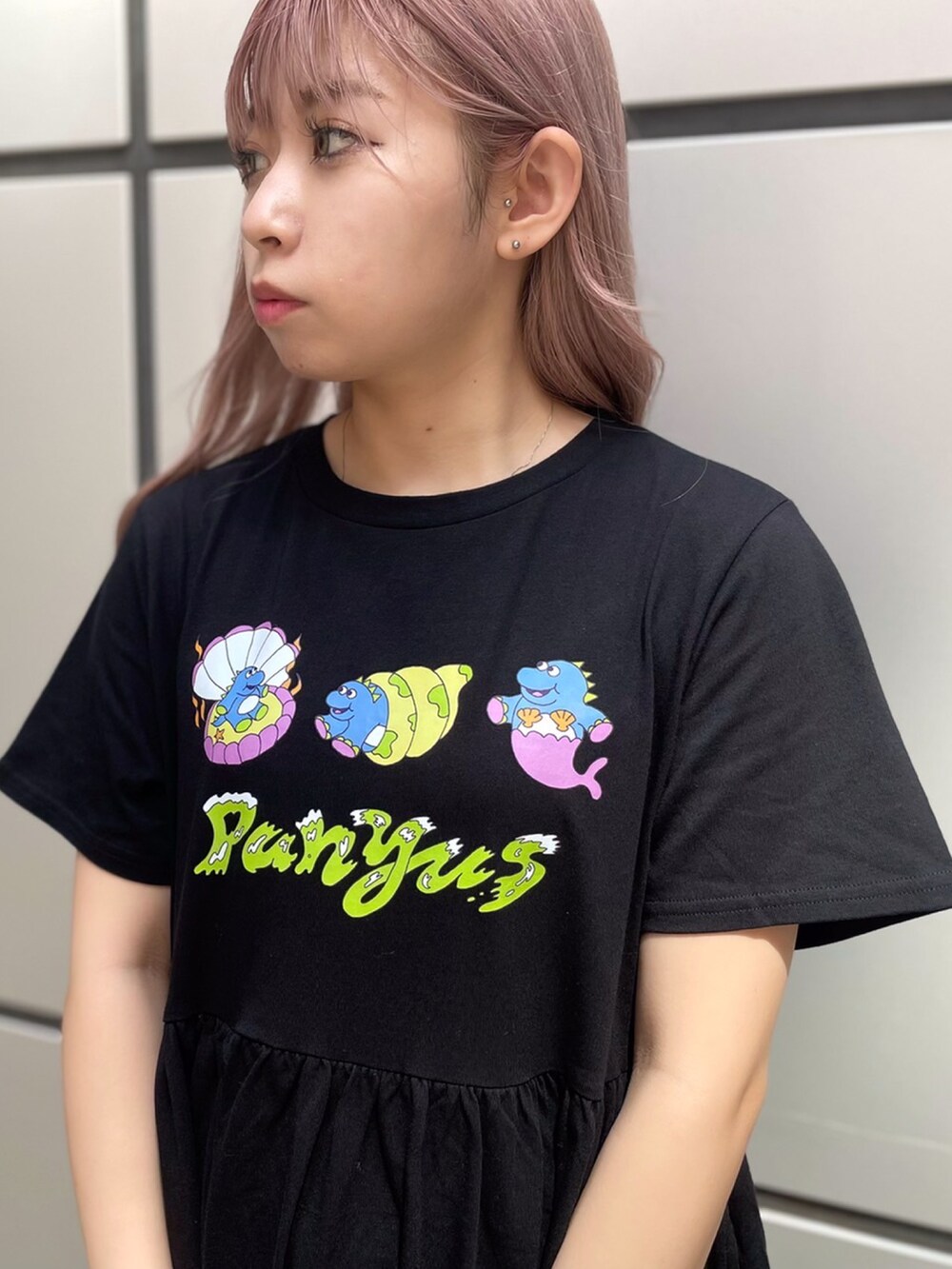 ブラック系のワンピース、ブルー系のトートバッグ、ブラック系のサンダルを着用したレディースの夏コーディネートの2枚目の写真