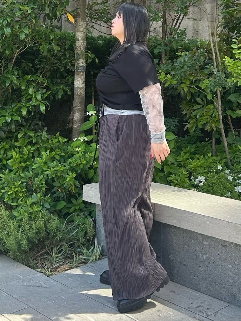 ブラック系のその他パンツ、グレー系のTシャツ/カットソー、ブラック系のTシャツ/カットソーを着用したレディースの春コーディネートの4枚目の写真