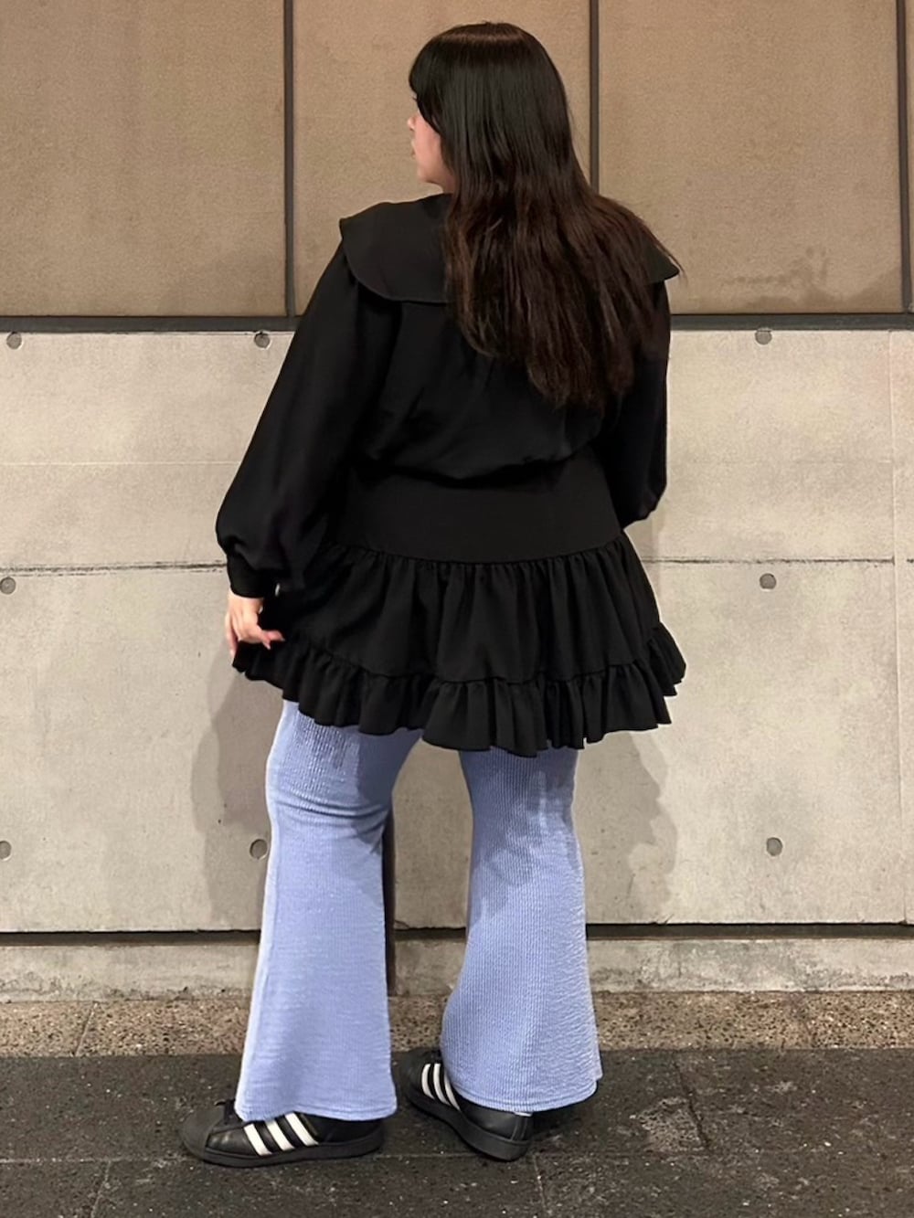 ブラック系のシャツ/ブラウス、ブラック系のスカート、ブルー系のその他パンツを着用したレディースの春コーディネートの3枚目の写真