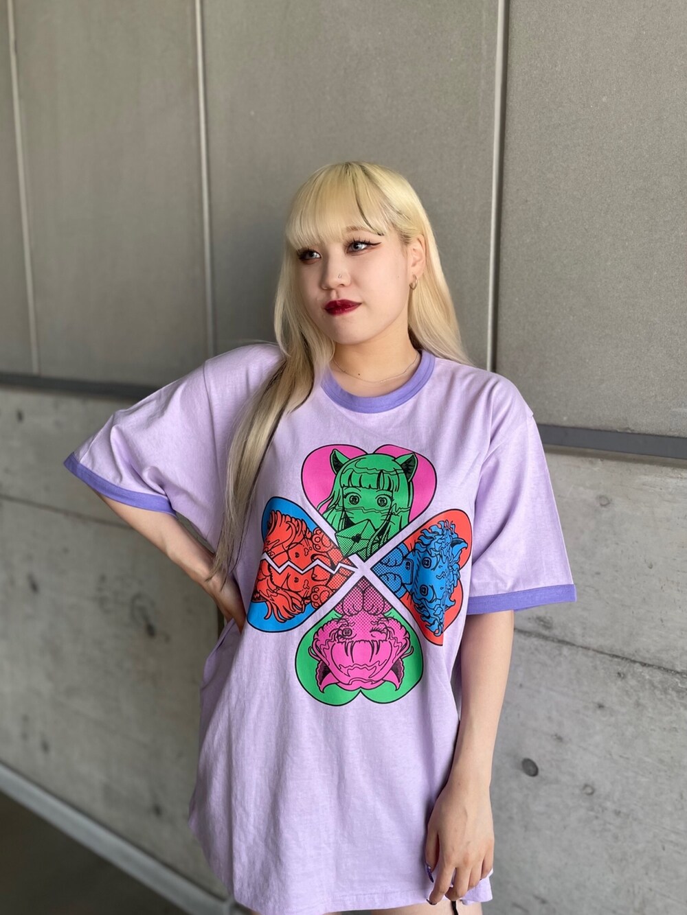 パープル系のTシャツ/カットソー、ブラック系のデニムパンツを着用したレディースの春コーディネートの2枚目の写真
