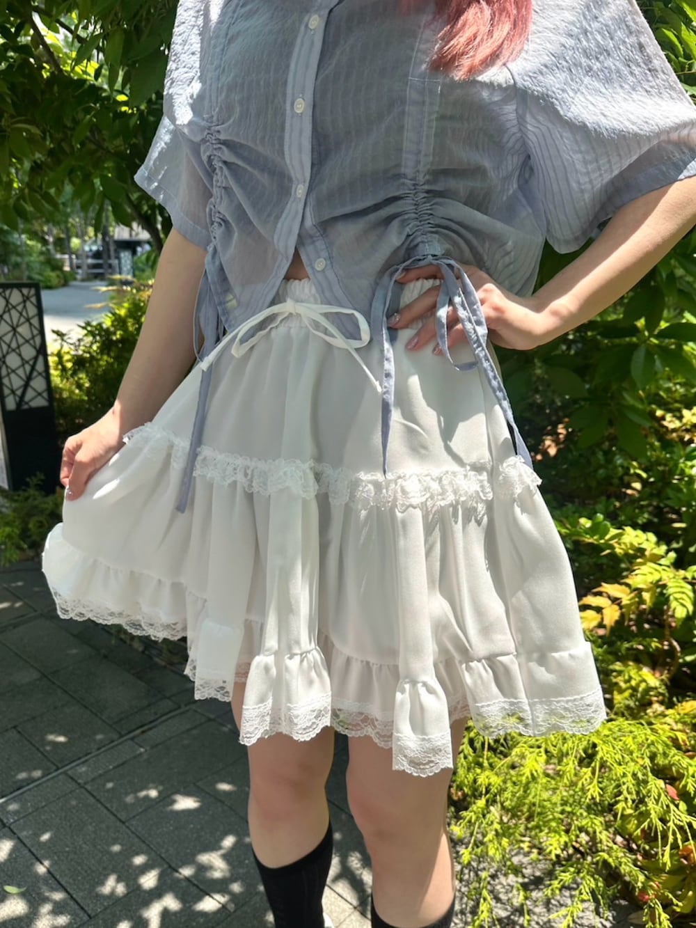 ホワイト系のスカート、ブルー系のシャツ/ブラウスを着用したレディースの夏コーディネートの6枚目の写真