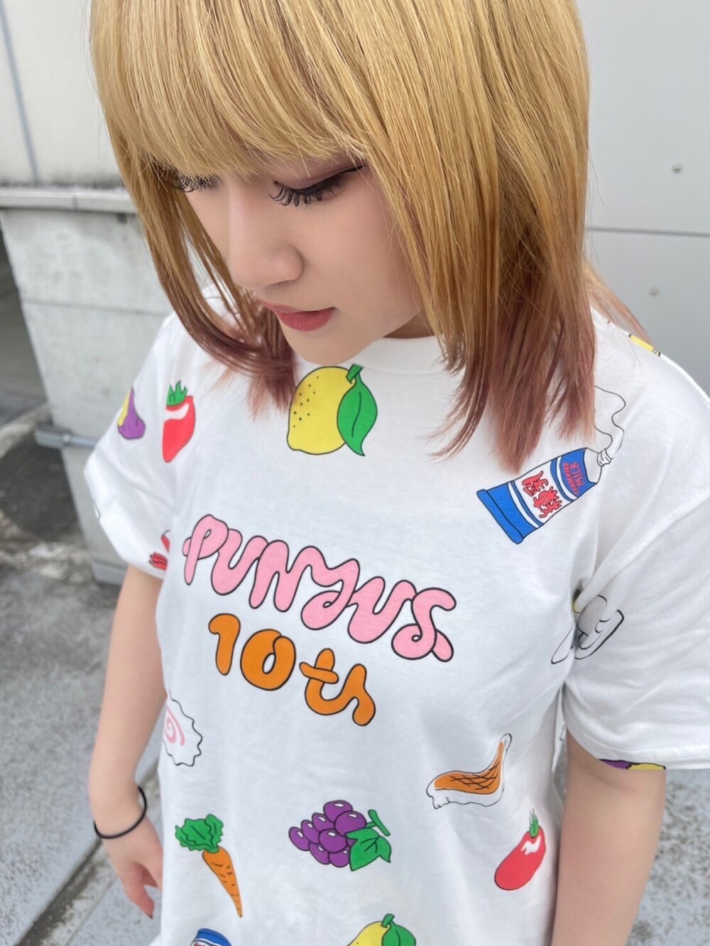 その他のスウェットパンツ、その他のTシャツ/カットソーを着用したレディースの春コーディネートの2枚目の写真