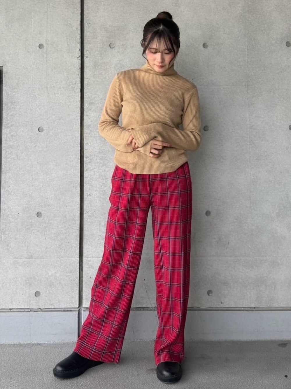 レッド系のその他パンツ、ベージュ系のニット/セーターを着用したレディースの冬コーディネートの5枚目の写真