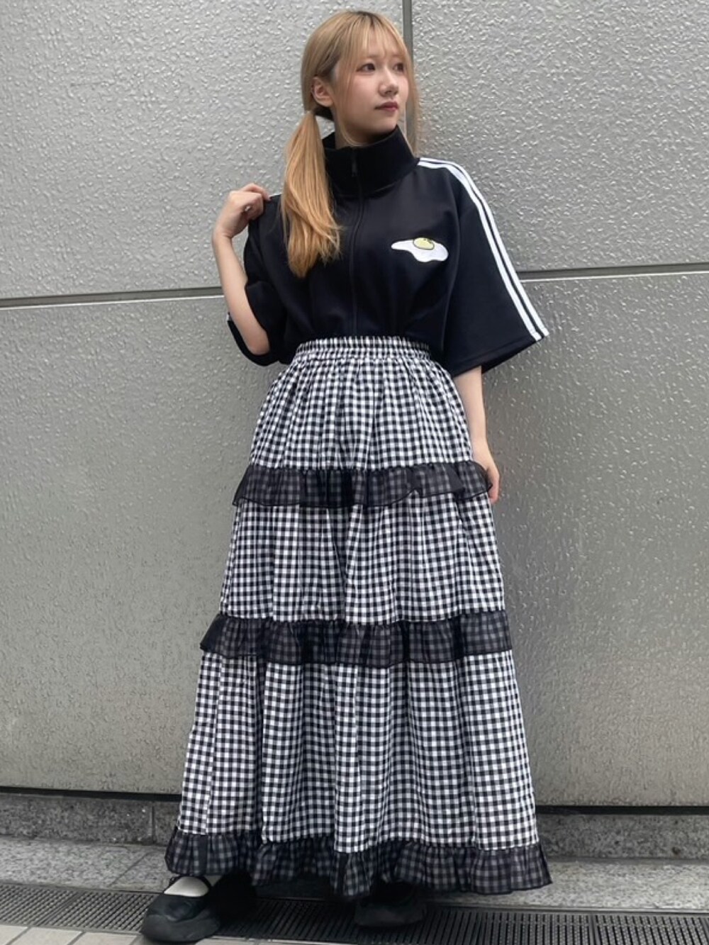 ブラック系のスカート、ブラック系のジャージを着用したレディースの夏コーディネートの2枚目の写真