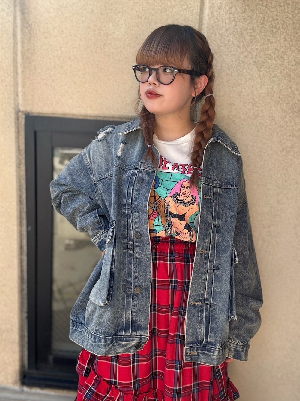 レッド系のスカート、ブルー系のデニムジャケット、ホワイト系のTシャツ/カットソーを着用したレディースの秋コーディネートの3枚目の写真