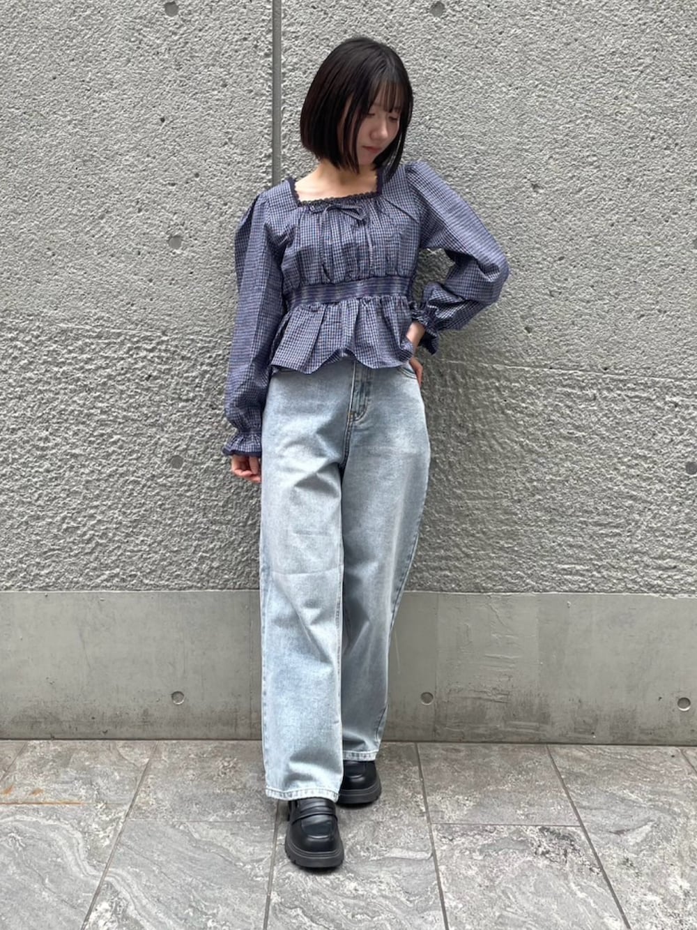 ブルー系のデニムパンツ、ブルー系のシャツ/ブラウスを着用したレディースの春コーディネートの2枚目の写真