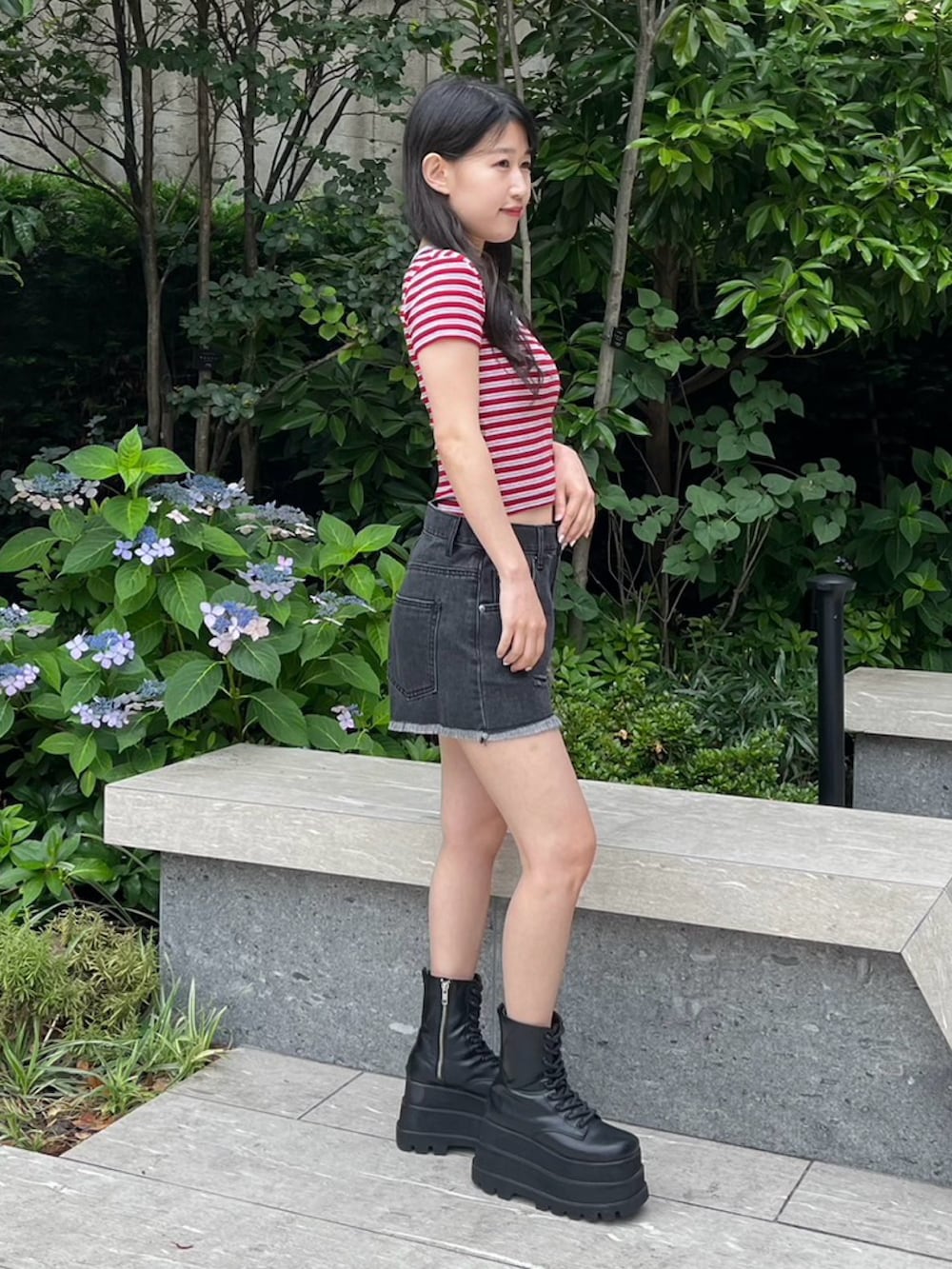 ブラック系のデニムパンツ、レッド系のTシャツ/カットソーを着用したレディースの夏コーディネートの4枚目の写真