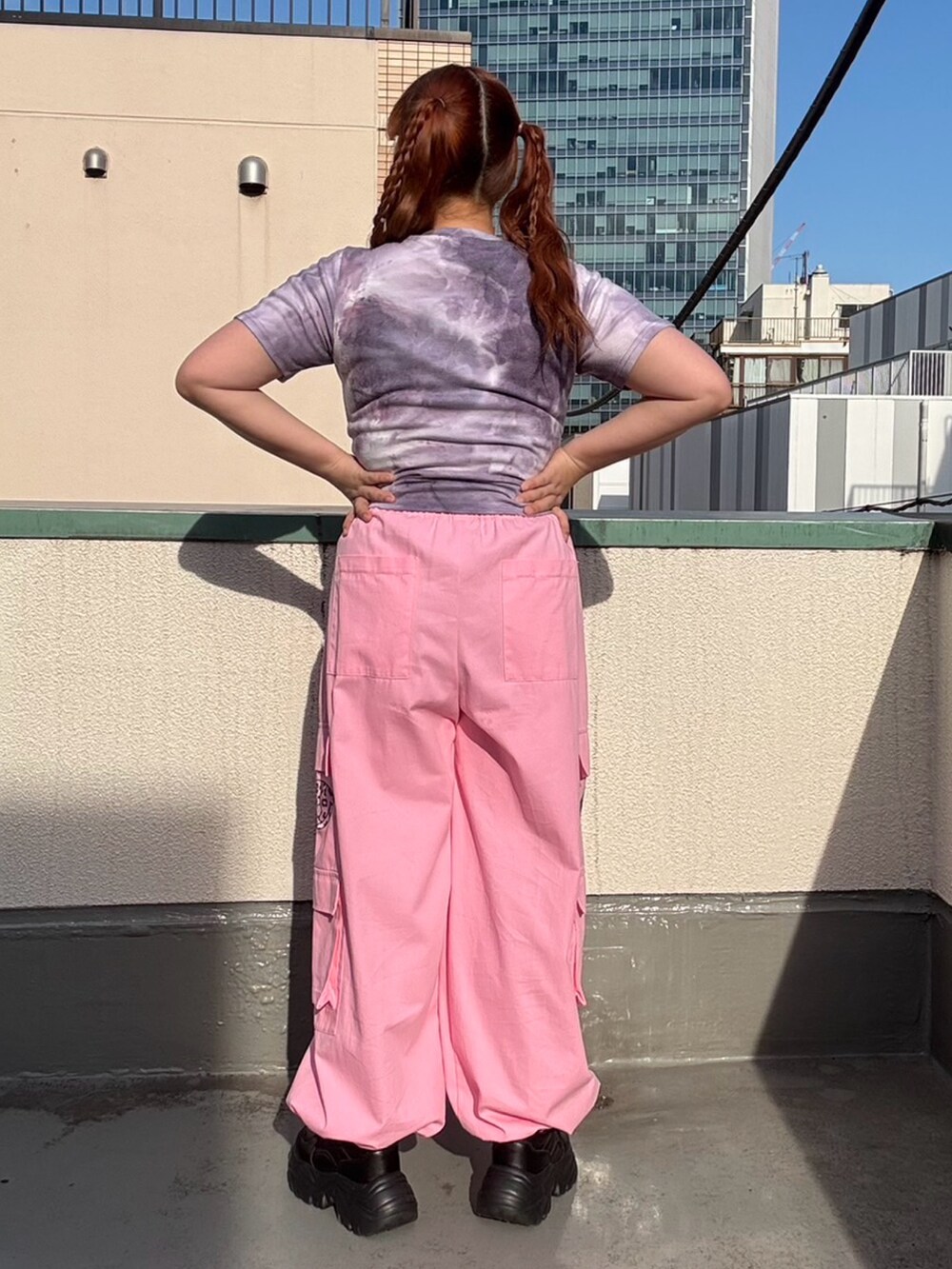 ピンク系のカーゴパンツ、パープル系のTシャツ/カットソーを着用したレディースの夏コーディネートの5枚目の写真