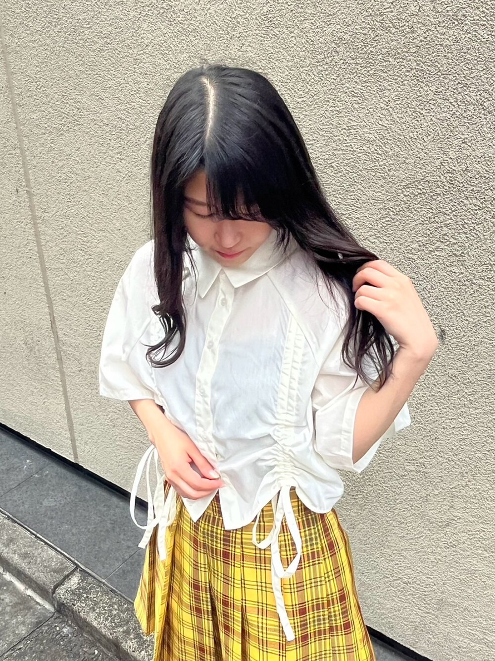 イエロー系のスカート、ホワイト系のシャツ/ブラウスを着用したレディースの夏コーディネートの4枚目の写真