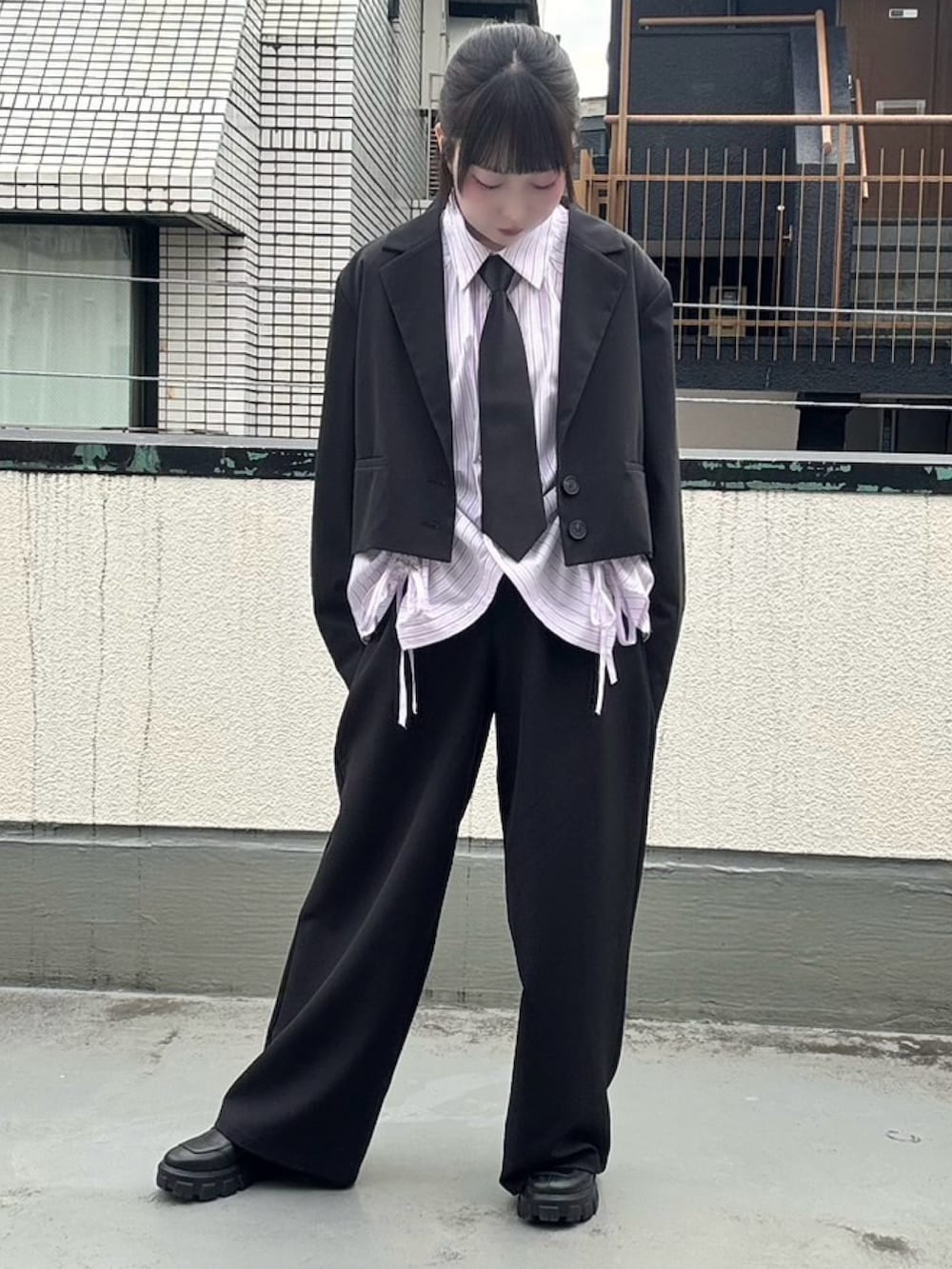 ブラック系のその他パンツ、ブラック系のテーラードジャケット、ピンク系のシャツ/ブラウスを着用したレディースの春コーディネートの2枚目の写真