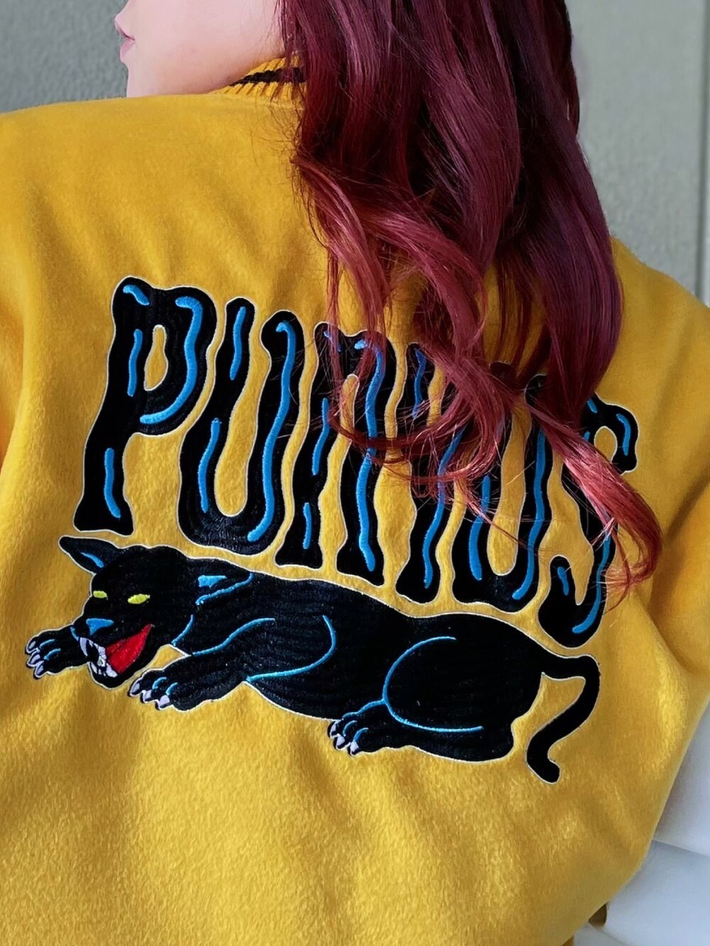 ブラック系のスカート、イエロー系のブルゾンを着用したレディースの冬コーディネートの3枚目の写真