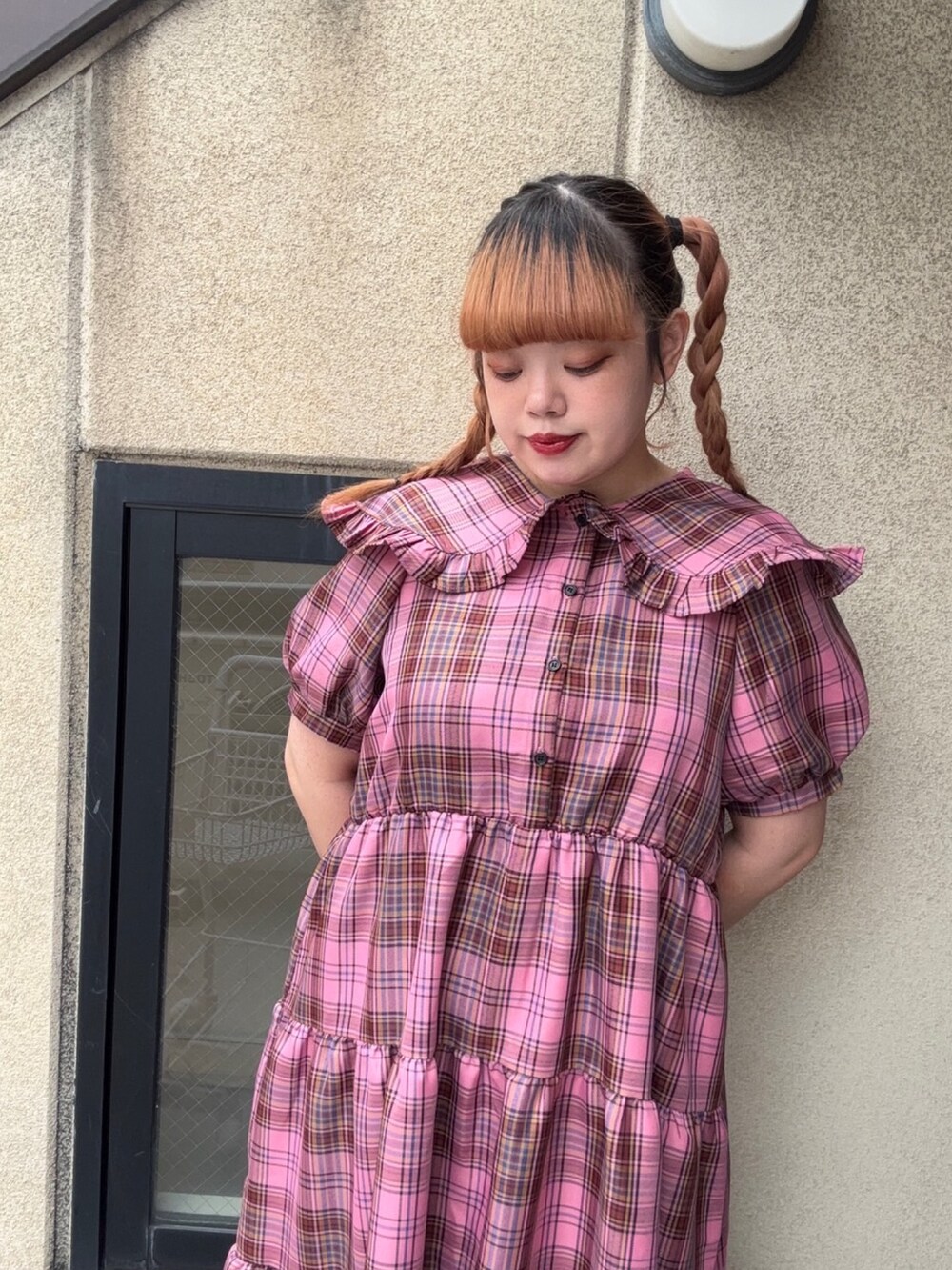 ピンク系のワンピースを着用したレディースの夏コーディネートの3枚目の写真