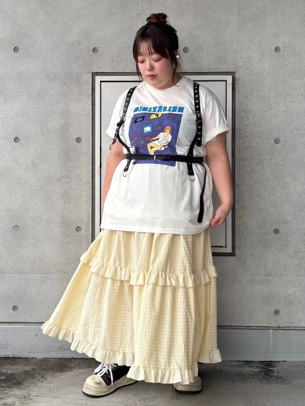イエロー系のスカート、ホワイト系のTシャツ/カットソー、ブラック系のベルトを着用したレディースの夏コーディネートの3枚目の写真
