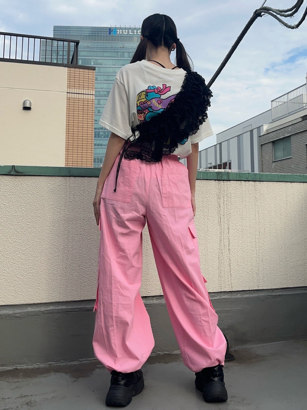ピンク系のカーゴパンツ、ブラック系のスカート、ホワイト系のTシャツ/カットソーを着用したレディースの秋コーディネートの5枚目の写真