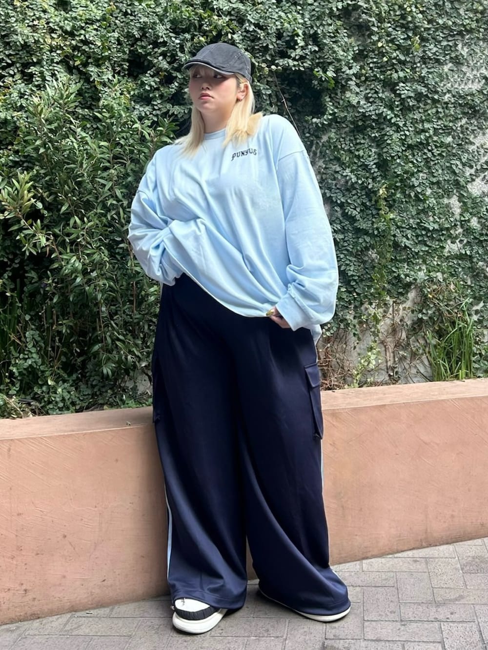 ブルー系のカーゴパンツ、ブルー系のTシャツ/カットソーを着用したレディースの冬コーディネートの5枚目の写真