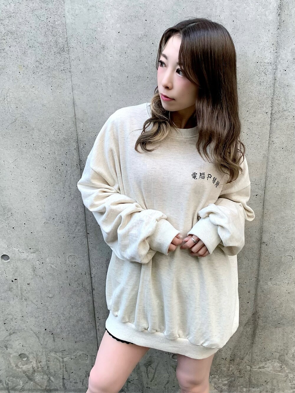 ブラック系のブーツ、ベージュ系のスウェットを着用したレディースの冬コーディネートの3枚目の写真