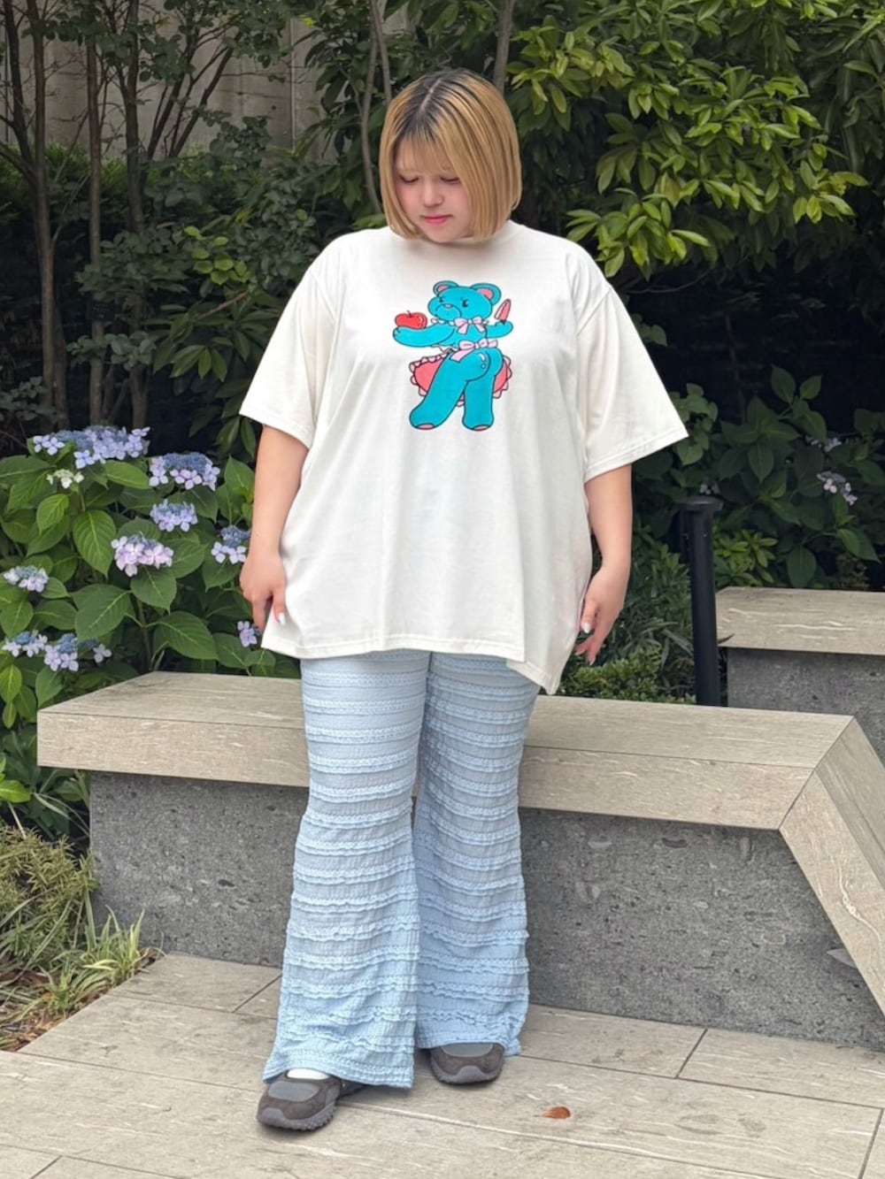 ブルー系のその他パンツ、ホワイト系のTシャツ/カットソーを着用したレディースの春コーディネートの2枚目の写真