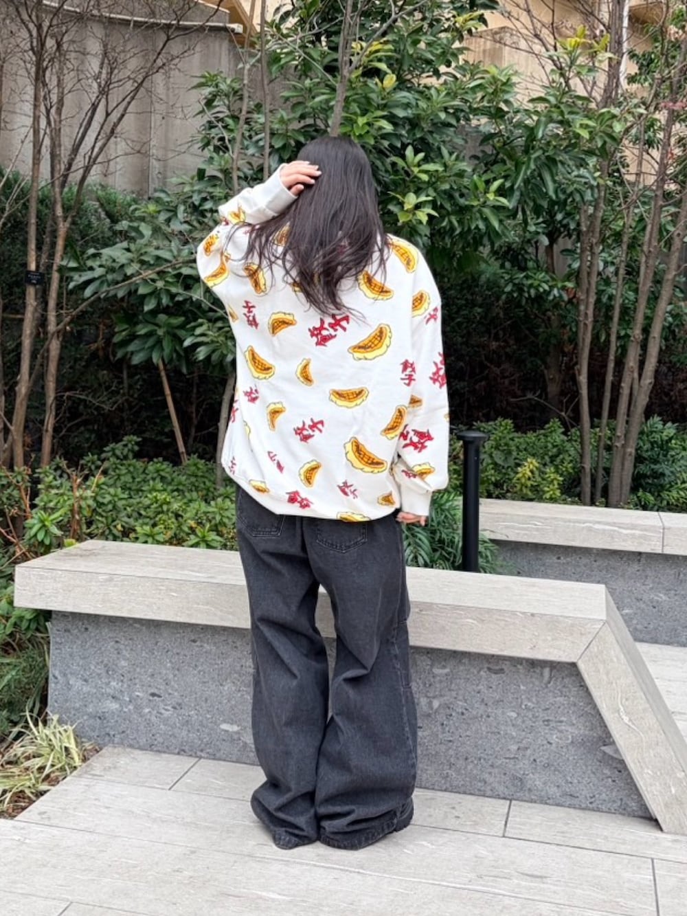 ブラック系のその他パンツ、レッド系のスウェットを着用したレディースの冬コーディネートの3枚目の写真