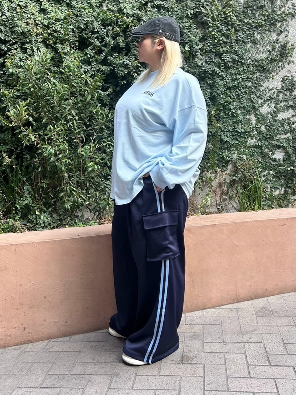 ブルー系のカーゴパンツ、ブルー系のTシャツ/カットソーを着用したレディースの冬コーディネートの3枚目の写真