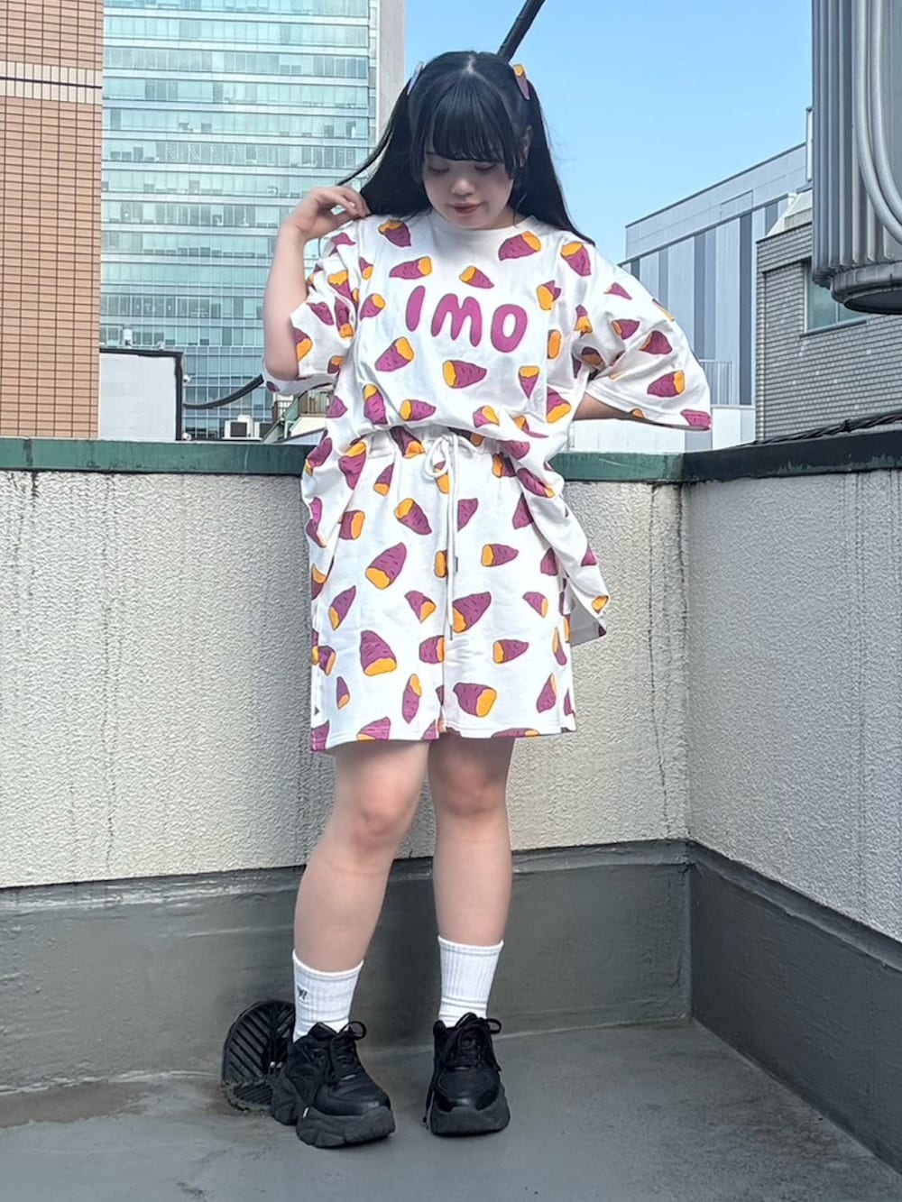 パープル系のスウェットパンツ、パープル系のTシャツ/カットソーを着用したレディースの夏コーディネートの2枚目の写真