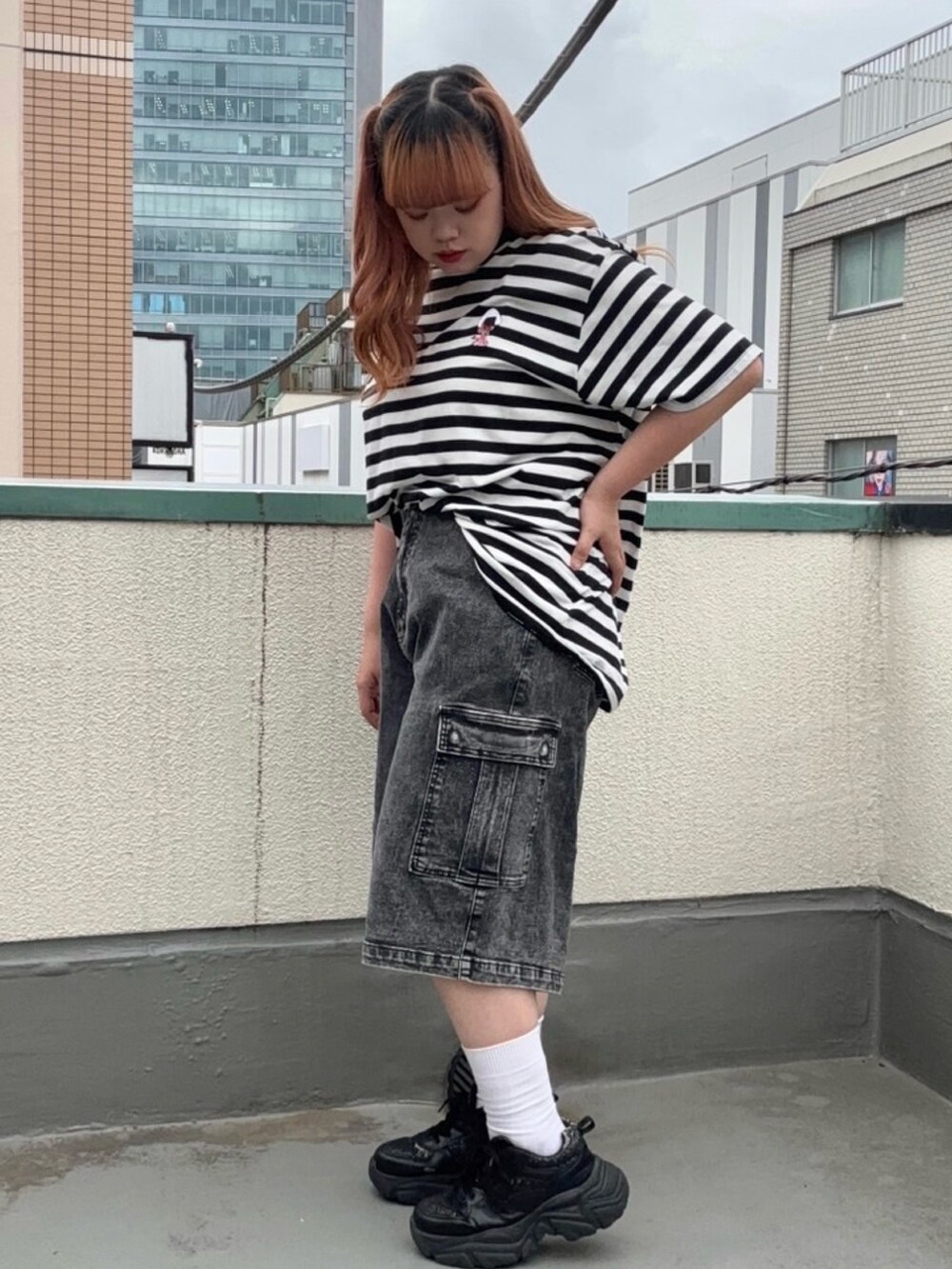 ブラック系のデニムパンツ、その他のTシャツ/カットソーを着用したレディースの春コーディネートの2枚目の写真