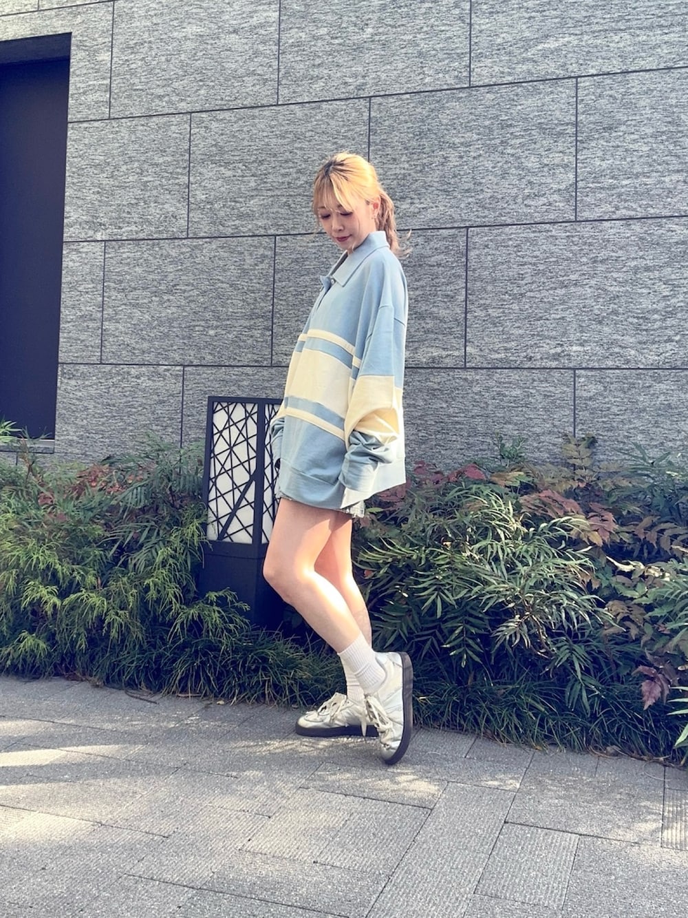 ブルー系のスウェット、ブルー系のデニムスカートを着用したレディースの春コーディネートの4枚目の写真