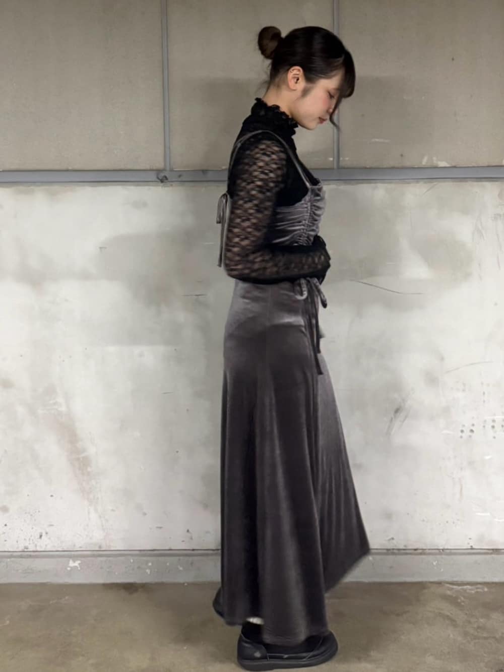 グレー系のワンピース、ブラック系のTシャツ/カットソーを着用したレディースの春コーディネートの4枚目の写真