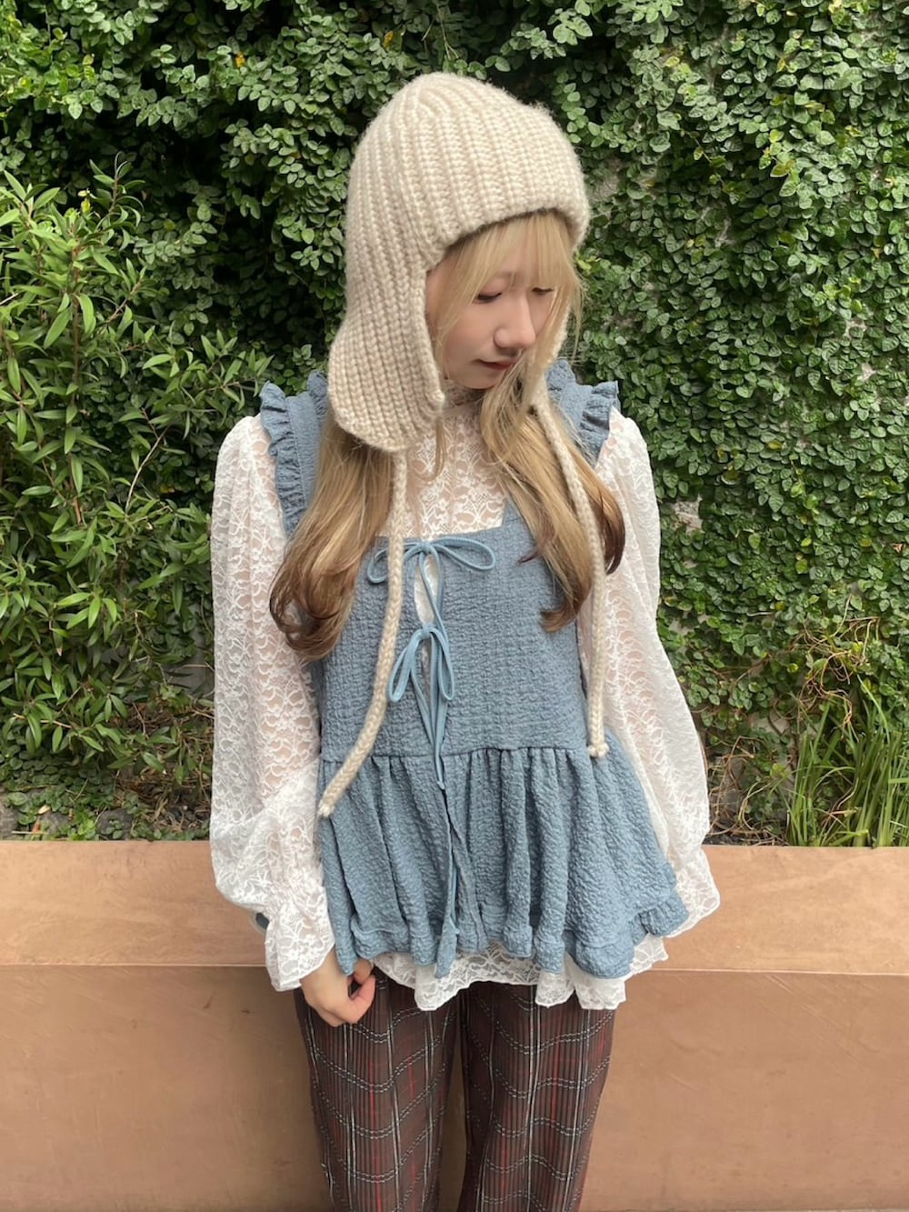 ブラウン系のその他パンツ、ホワイト系のTシャツ/カットソー、ブルー系のベストを着用したレディースの秋コーディネートの4枚目の写真