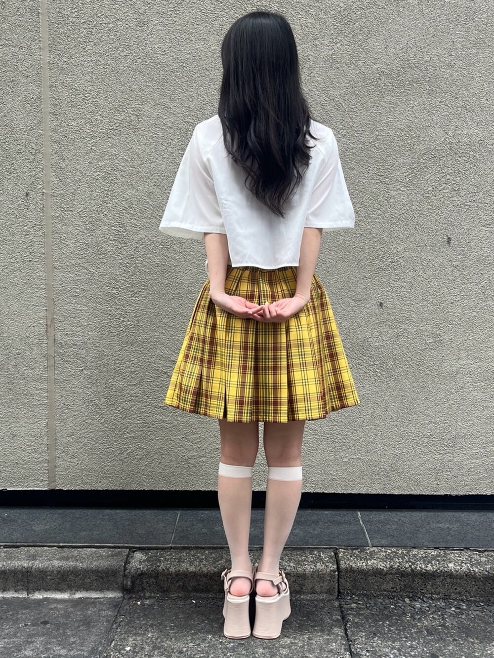 イエロー系のスカート、ホワイト系のシャツ/ブラウスを着用したレディースの夏コーディネートの3枚目の写真