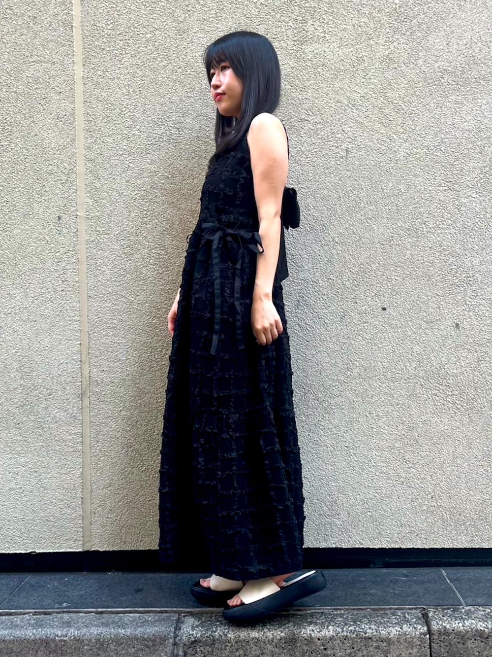 ブラック系のワンピースを着用したレディースの夏コーディネートの3枚目の写真