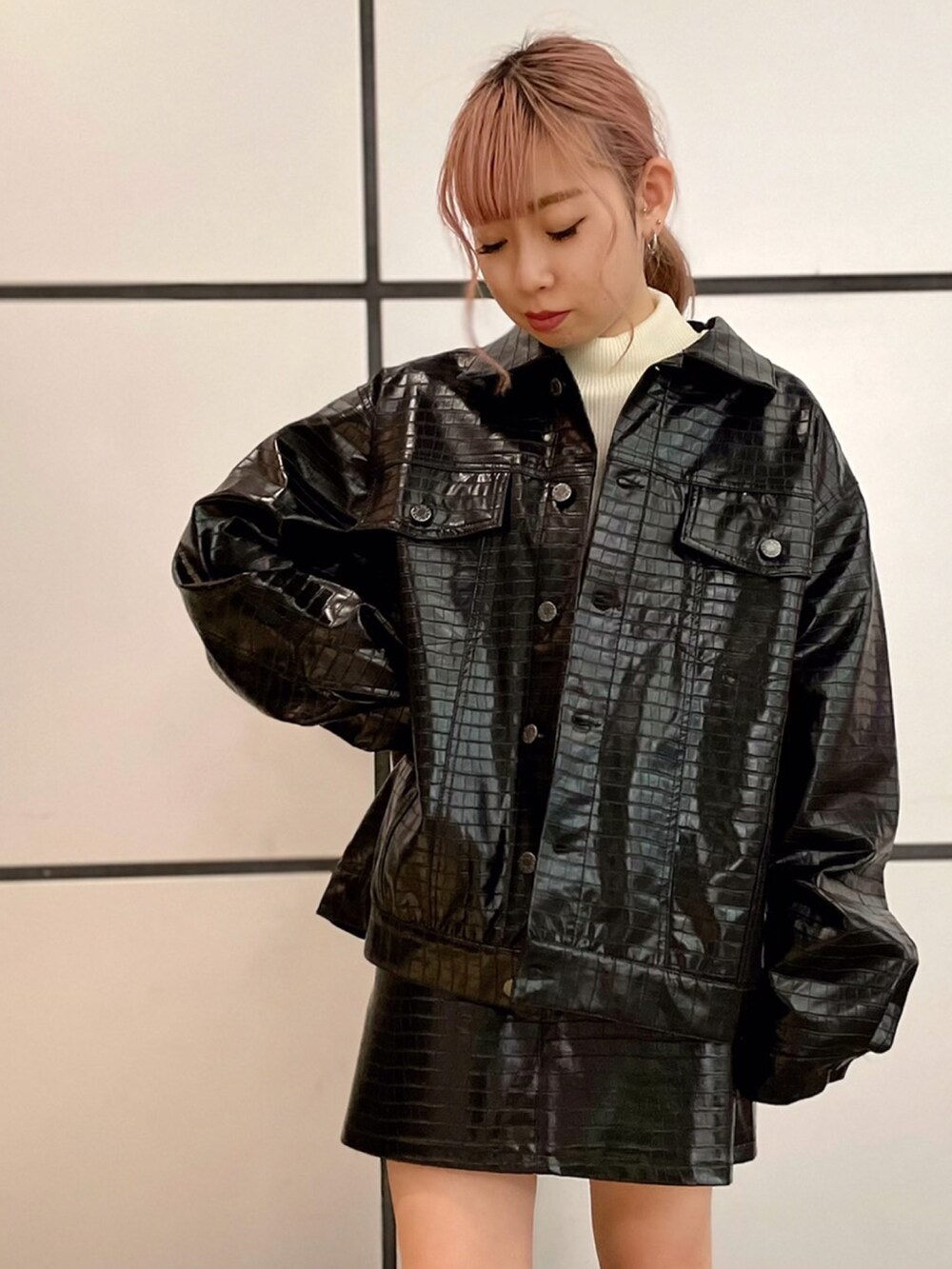 ブラック系のその他アウター、ホワイト系のニット/セーター、ブラック系のスカートを着用したレディースの冬コーディネートの3枚目の写真