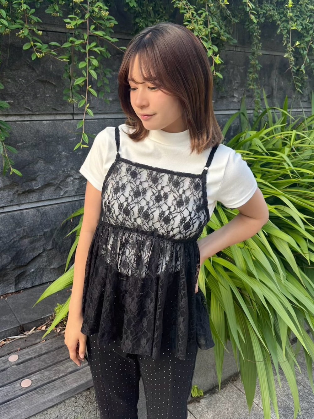 ブラック系のデニムパンツ、ブラック系のキャミソール、ホワイト系のTシャツ/カットソーを着用したレディースの夏コーディネートの3枚目の写真